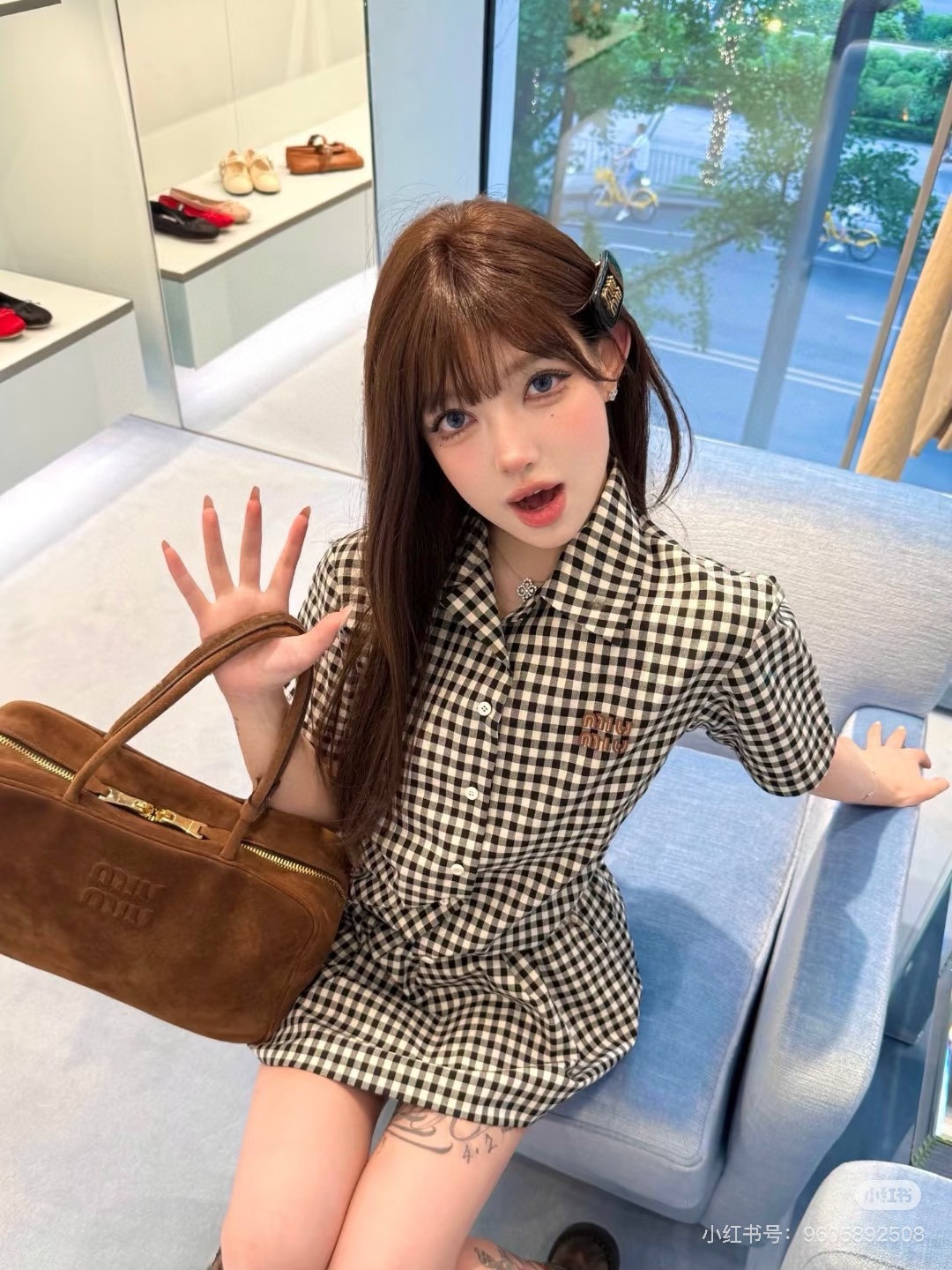 NO:434621,(Skirt) Miumi* 25Ss Spring and Summer New Style Black and White Small Plaid Short Sleeve Shirt Plaid Short Skirt Original Development!  High-end production!  The leather brand uses real cowhide material. Customized light and thin colored plaid cotton fabric, flat and delicate cloth, skin-friendly, breathable and not wrinkled, and has a great texture!  Plaid summer half-sleeved shirt, retro Vichy black and white plaid elements are never out of date, simple loose shirt style cut, single-breasted closure on the front, brown leather logo on the chest adds highlights, and the details inside and outside are very OK. Paired with shorts or skirts to create a cool summer outfit!  Spot SML, miumiu, skirts, shorts,shirts, T-shirt,cowhide,alexander wang19860909（半裙） Miumi* 25Ss春夏新款 黑白小格子短袖衬衫格子短裙 原版开发！高版出品！皮牌采用的都是真牛皮材质.定制轻薄色织格子棉布面料,平整细腻布面,亲肤透气不易皱,质感超好！格子控的夏日半袖衬衫,复古维希黑白格纹元素永不过时,简约宽松衬衫版型裁剪,正面单排扣开合,胸口饰棕色皮革logo徽标增添亮点,里外细节做工都很OK,搭配短裤或者半裙打造清凉夏日穿搭！现货 SML,,miumiu,skirts,shorts,shirts,T-shirt,cowhide,alexander wang,Women's clothing