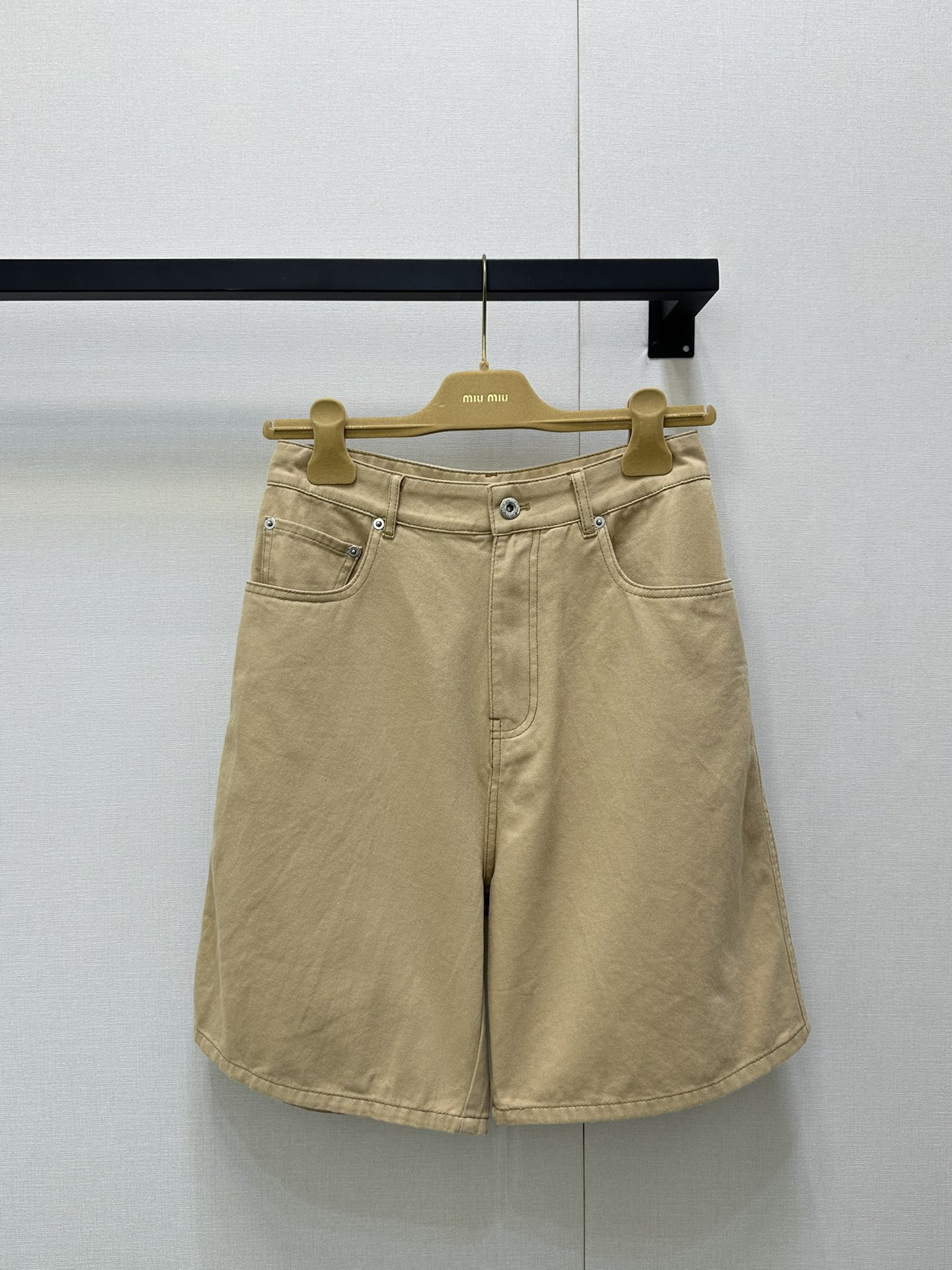 NO:434624,(Shorts) Miumi* 25Ss Spring and Summer New Style High Waist Denim Cropped Pants. Original Development!  High-end production!  Imported twill cotton denim material, multi-enzyme washing, crisp, comfortable and stylish, high-waist buckle-in-packing style design, add layered look, matched with the embroidered letter logo in the back hip pocket, highlight the brand tone, surface accessories, can be matched with jackets in the same series, the details and logo echoes the upper and lower, the complete set is more coordinated and advanced, spot SML large-scale real shot,,miumiu, shorts, jackets & coats,alexander wang19860909（短裤）Miumi* 25Ss春夏新款 高腰牛仔五分裤.原版开发！高版出品！进口斜纹棉牛仔材质 多重酵素水洗 挺括舒适有型 高腰系扣插兜版型设计 增添造型层次感 配合后臀口袋绣花字母徽标点缀 彰显品牌调性 面辅料开发 可搭配同系列外套 细节徽标上下呼应 成套穿搭更为协调高级 现货 SML大货实拍,,miumiu,shorts,jackets & coats,alexander wang,Women's clothing