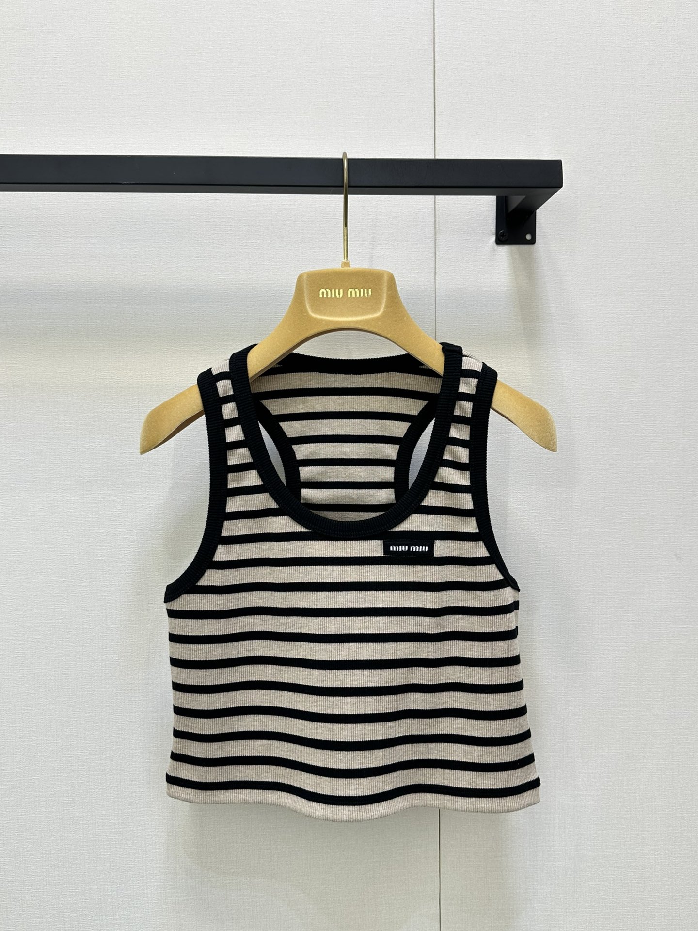 NO:434640,Miumi*2025 new product, striped knitted cotton vest. Original development, high-end product, soft and skin-friendly, comfortable and stylish, I-shaped vest cut, appropriately exposed neckline, beautify the proportion of head and shoulders, and make the whole body look slimmer, the collision of two colors of stripes to form a sense of layering, the collar cuffs are edging threads and stripes are monochromatic, and the letter logo on the chest is decorated with strong retro style. The regular style is inclusive of the figure, full of elasticity and sweetness. The correct version SML large-scale real shot, miumiu, alexander wang19860909Miumi*2025新品 条纹针织棉背心. 原版开发 高版出品 柔软亲肤 舒适有型 工字背心剪裁 领口恰当露肤 美化头肩比例更显瘦 通体两色条纹碰撞形成层次感 领口袖口包边螺纹与条纹单色呼应 配合胸前字母徽标装饰 复古风格强烈 常规版型包容身材 弹力十足甜美洋气 认准版本 SML大货实拍,,miumiu,alexander wang,Women's clothing