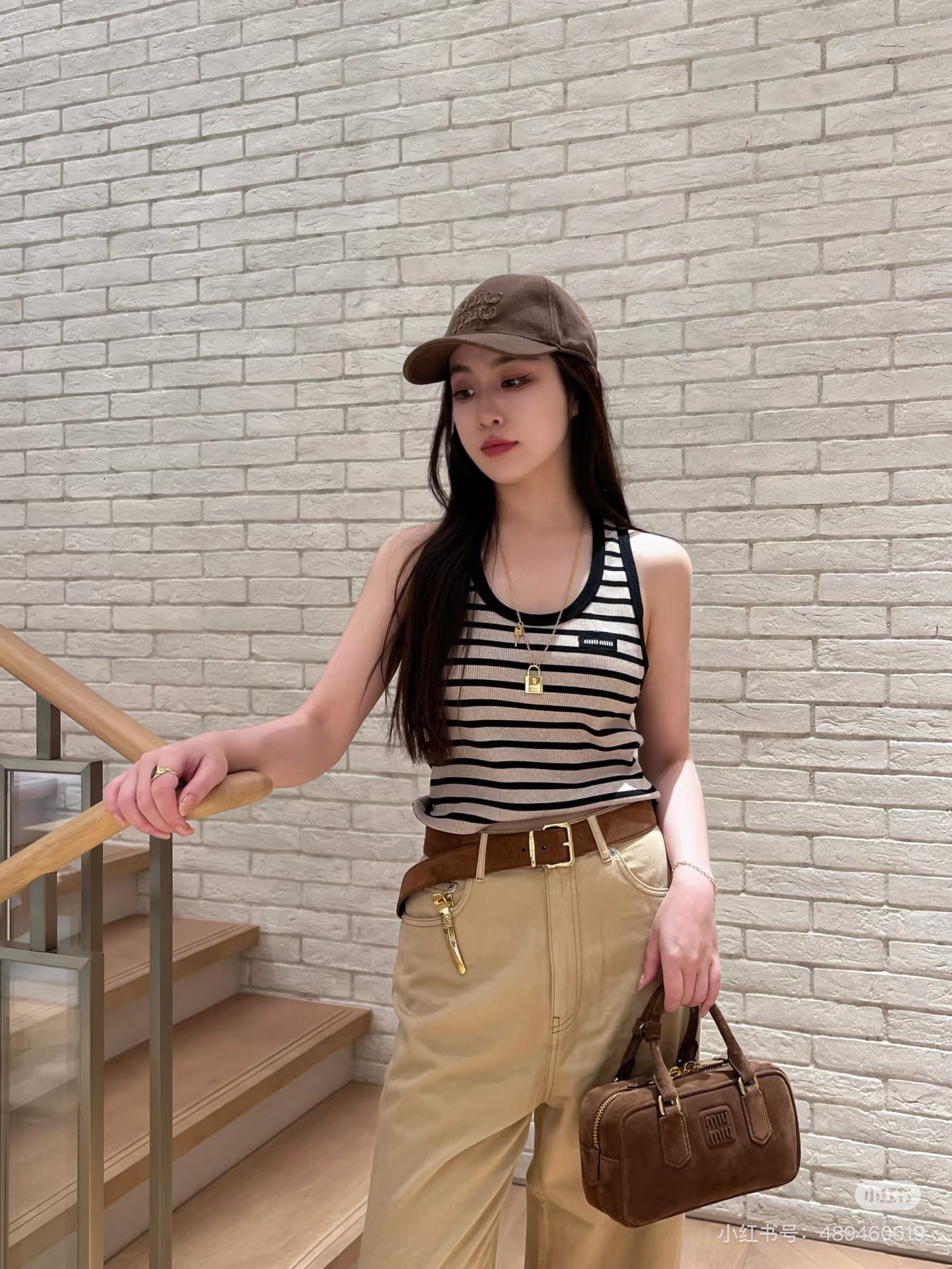 NO:434633,(Trousers) Miumi* 25Ss Spring and Summer New Style High Waist Jeans. Original Development!  High-end production!  Imported twill cotton denim material, multi-enzyme washing, crisp, comfortable and stylish, high-waist buckle-in-packing style design, add layered look, embroidered with the embroidered letter logo in the back hip pocket, highlight the brand tone, surface accessories development, can be matched with jackets in the same series, the details logo echoes the upper and lower, the complete set is more coordinated and advanced, SML, miumiu, jeans, jackets & coats, alexander wang19860909（长裤）Miumi* 25Ss春夏新款 高腰牛仔裤.原版开发！高版出品！进口斜纹棉牛仔材质 多重酵素水洗 挺括舒适有型 高腰系扣插兜版型设计 增添造型层次感 配合后臀口袋绣花字母徽标点缀 彰显品牌调性 面辅料开发 可搭配同系列外套 细节徽标上下呼应 成套穿搭更为协调高级 现货 SML,,miumiu,jeans,jackets & coats,alexander wang,Women's clothing