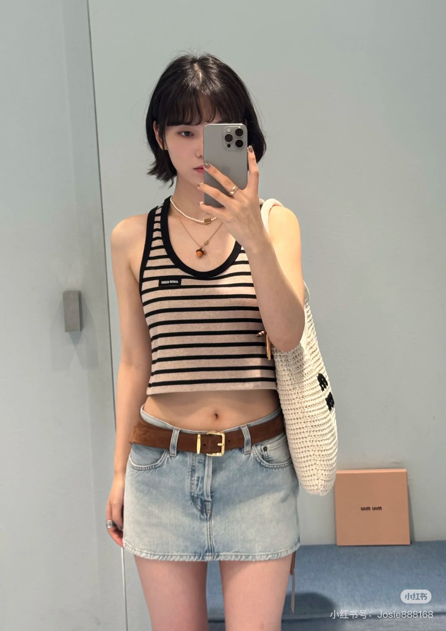 NO:434643,Miumi*2025 new product, striped knitted cotton vest. Original development, high-end product, soft and skin-friendly, comfortable and stylish, I-shaped vest cut, appropriately exposed neckline, beautify the proportion of head and shoulders, and make the whole body look slimmer. The collision of two colors of stripes creates a sense of layering. The collar cuffs are edging threads and stripes are monochrome. Combined with the letter logo on the chest, the retro style is strong, the regular style is inclusive, the elasticity is sweet and fashionable, the correct version is SML,,miumiu,alexander wang19860909Miumi*2025新品 条纹针织棉背心. 原版开发 高版出品 柔软亲肤 舒适有型 工字背心剪裁 领口恰当露肤 美化头肩比例更显瘦 通体两色条纹碰撞形成层次感 领口袖口包边螺纹与条纹单色呼应 配合胸前字母徽标装饰 复古风格强烈 常规版型包容身材 弹力十足甜美洋气 认准版本 SML,,miumiu,alexander wang,Women's clothing