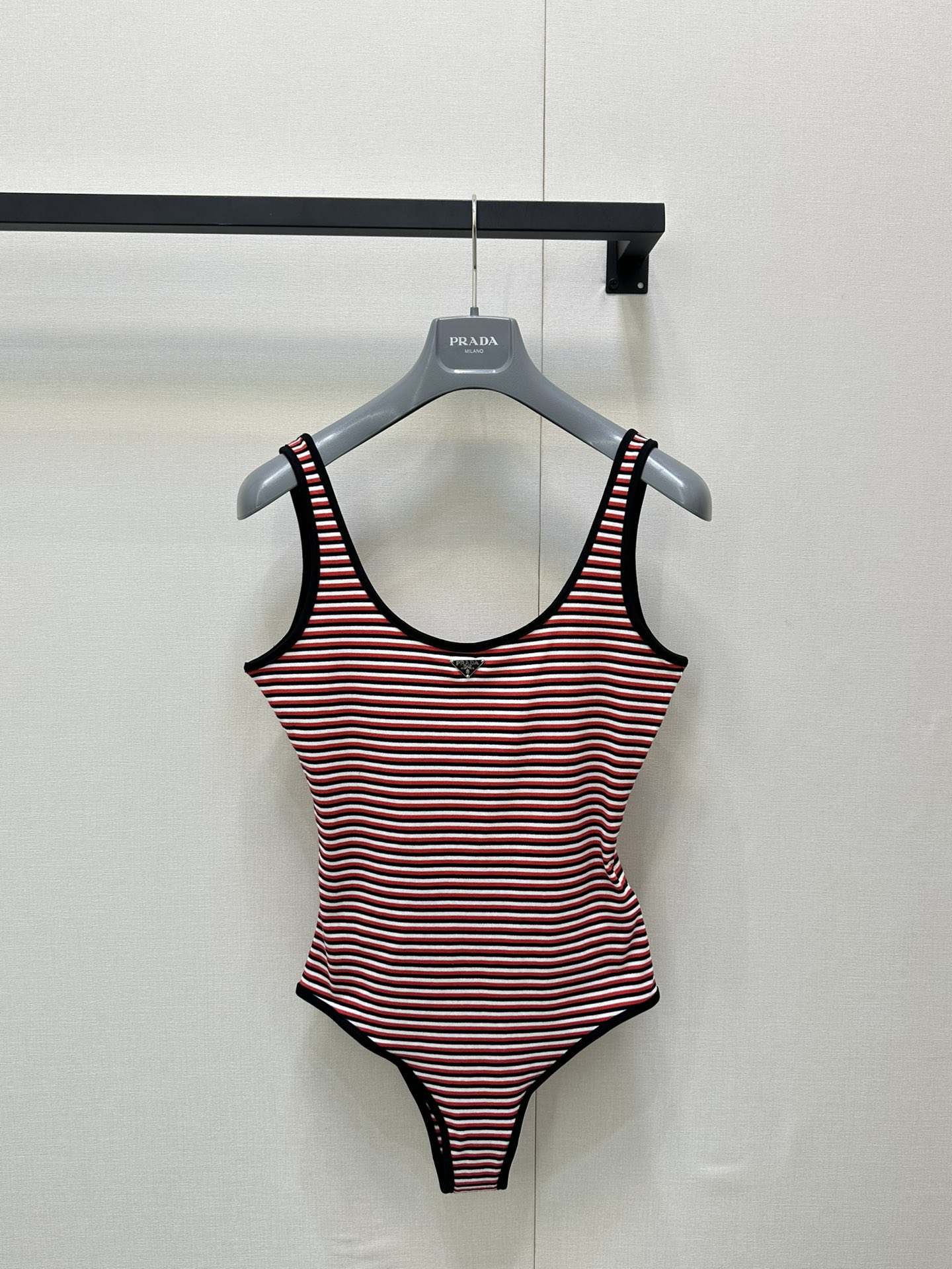 NO:434625,Prad*2025 new product, striped contrasting vest onesie. Original development, high-end product, process restoration, presenting three-dimensional, delicate and soft texture, skin-friendly and comfortable, large U-neck cut, contrasting outline and edging, collide with the big body, black and white, red, bright and lively, upper body, triangular brand embellishment, add exquisite tone, display brand tone, rich levels, adapt to age-reducing fashionable and fashionable style, identify the version, SML large-scale real shot,,prada,alexander wang19860909Prad*2025新品 条纹撞色背心连体衣.原版开发 高版出品 工艺还原处理 呈现立体细腻柔软质感 亲肤舒适 大U领裁剪 撞色勾勒包边 与大身形成碰撞 黑白红颜色亮眼活泼 上身显白 领口三角品牌牌点缀 增添精致调性 展示品牌调性 丰富层次 适配减龄时髦洋气风格 认准版本 SML大货实拍,,prada,alexander wang,Women's clothing