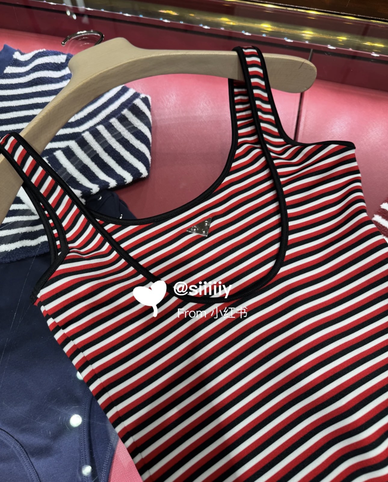 NO:434628,Prad*2025 new product, striped contrasting vest onesie. Original development, high-end product, process restoration, presenting three-dimensional, delicate and soft texture, skin-friendly and comfortable, large U-neck cut, contrasting outline and edging, collide with the big body, black and white, red, bright and lively, upper body, triangular brand embellishment, add exquisite tone, display brand tone, rich levels, adapt to age-reducing fashionable and fashionable style, identify the version SML,,prada,alexander wang19860909Prad*2025新品 条纹撞色背心连体衣.原版开发 高版出品 工艺还原处理 呈现立体细腻柔软质感 亲肤舒适 大U领裁剪 撞色勾勒包边 与大身形成碰撞 黑白红颜色亮眼活泼 上身显白 领口三角品牌牌点缀 增添精致调性 展示品牌调性 丰富层次 适配减龄时髦洋气风格 认准版本 SML,,prada,alexander wang,Women's clothing