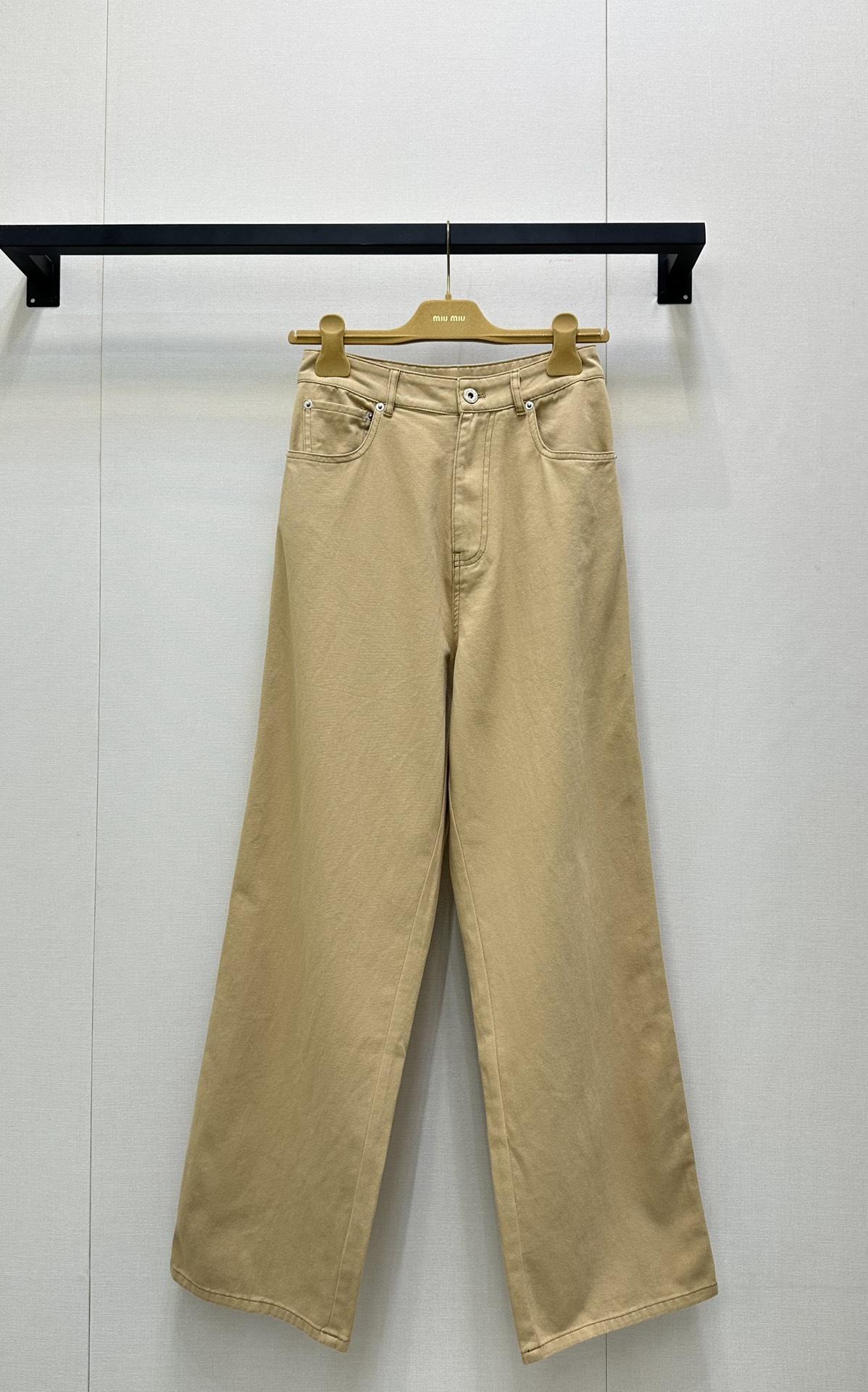 NO:434630,(Trousers) Miumi* 25Ss Spring and Summer New Style High Waist Jeans. Original Development!  High-end production!  Imported twill cotton denim material, multi-enzyme washing, crisp, comfortable and stylish, high-waist buckle-in-packing style design, add layered look, matched with the embroidered letter logo in the back hip pocket, highlight the brand tone, surface accessories, can be matched with jackets in the same series, the details and logo echoes the upper and lower, the complete set is more coordinated and advanced, spot SML large-scale real shot,,miumiu, jeans, jackets & coats,alexander wang19860909（长裤）Miumi* 25Ss春夏新款 高腰牛仔裤.原版开发！高版出品！进口斜纹棉牛仔材质 多重酵素水洗 挺括舒适有型 高腰系扣插兜版型设计 增添造型层次感 配合后臀口袋绣花字母徽标点缀 彰显品牌调性 面辅料开发 可搭配同系列外套 细节徽标上下呼应 成套穿搭更为协调高级 现货 SML大货实拍,,miumiu,jeans,jackets & coats,alexander wang,Women's clothing