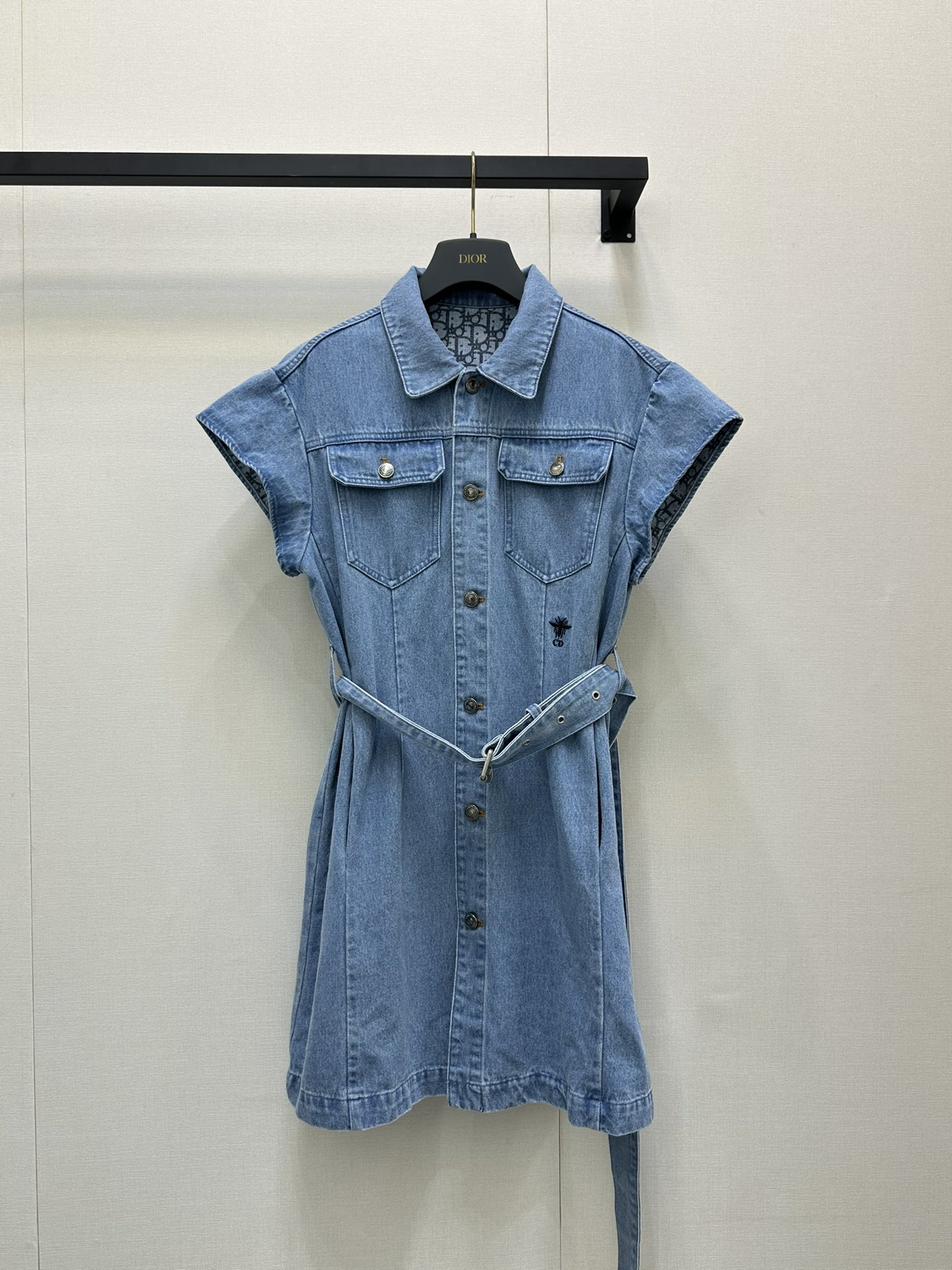 NO:436923,ODio* 25Ss Spring and Summer New Style Jacquard Presbyterian Double Pocket Denim Dress Original Developed!  High-end production!  Customized D-letter jacquard denim, light blue washing fabric youthful and age-reducing feeling, fashionable and high-end upper body, cool and handsome, customized logo hardware with gold, pocket embellishment, imported denim fabric three-dimensional and stylish, a series of matching easy to grasp fashionable outfits, spot SML large-scale real shots, dior, skirts, alexander wang19860909ODio* 25Ss春夏新款 提花老花双口袋牛仔连衣裙 原版开发！高版出品！定制内D字母提花牛仔 浅蓝色洗水面料的青春减龄感 上身时髦高级 又酷帅 定制logo五金配金 口袋修饰点缀 进口牛仔面料立体有型 一系列搭配轻松拿捏时髦穿搭 现货 SML大货实拍,,dior,skirts,alexander wang,Women's clothing