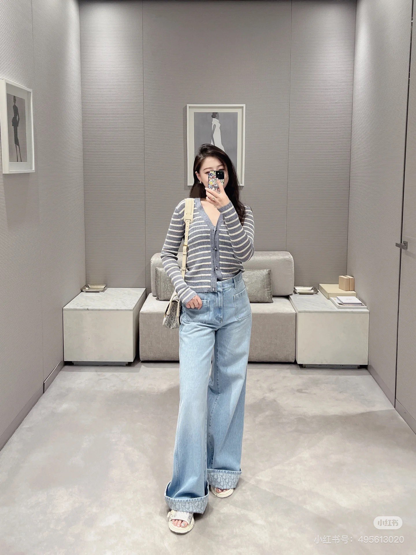 NO:436921,Dio* 25Ss Spring and Summer New Style Jacquard Presbyterian Double Pocket Curled Denim Trousers. Original Developed!  High-end production!  Customized D-letter jacquard denim, light blue washing fabric youthful and age-reducing feeling, fashionable and high-end upper body, cool and handsome, customized logo hardware with gold, pocket embellishment, imported denim fabric three-dimensional and stylish, a series of matching easy to grasp fashionable outfits Spot SML, dior, alexander wang19860909Dio* 25Ss春夏新款 提花老花双口袋卷边牛仔长裤.原版开发！高版出品！定制内D字母提花牛仔 浅蓝色洗水面料的青春减龄感 上身时髦高级 又酷帅 定制logo五金配金 口袋修饰点缀 进口牛仔面料立体有型 一系列搭配轻松拿捏时髦穿搭 现货 SML,,dior,alexander wang,Women's clothing