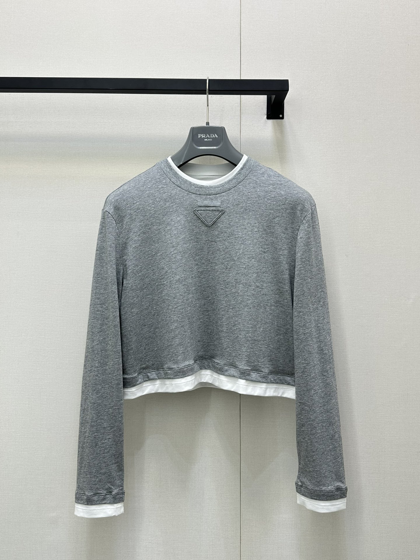 NO:435053,25Prad* contrasting color long-sleeved T-shirt | fake two-color layered top, the neckline, cuffs, and hem are all double-layered spliced, one piece can be easily worn, it is more special than the basic style, and everyone can control it SML large-scale real shot, prada, tees, t-shirt, alexander wang1986090925Prad*撞色长袖t恤|假两色层次上衣,,领口、袖口、下摆都是双层拼接,一件即可轻松穿搭造型,相比基础款更有特别之处,人人皆可驾驭 SML大货实拍,,prada,tees，t-shirt,alexander wang,Women's clothing