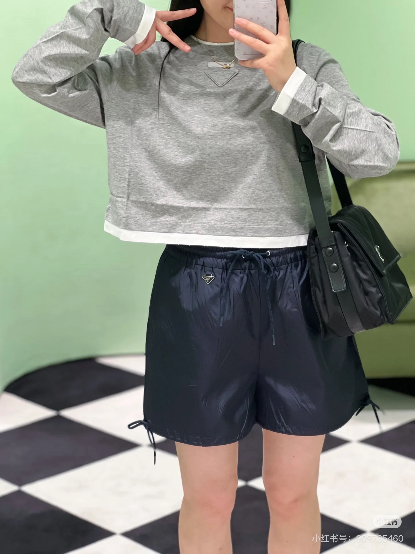 NO:435055,25Prad* contrasting color long-sleeved T-shirt|fake two-color layered top, the neckline, cuffs, and hem are all double-layered spliced, one piece can be easily worn, it is more special than the basic style, and everyone can control it SML, prada, tees, t-shirt, alexander wang1986090925Prad*撞色长袖t恤|假两色层次上衣,,领口、袖口、下摆都是双层拼接,一件即可轻松穿搭造型,相比基础款更有特别之处,人人皆可驾驭 SML,,prada,tees，t-shirt,alexander wang,Women's clothing