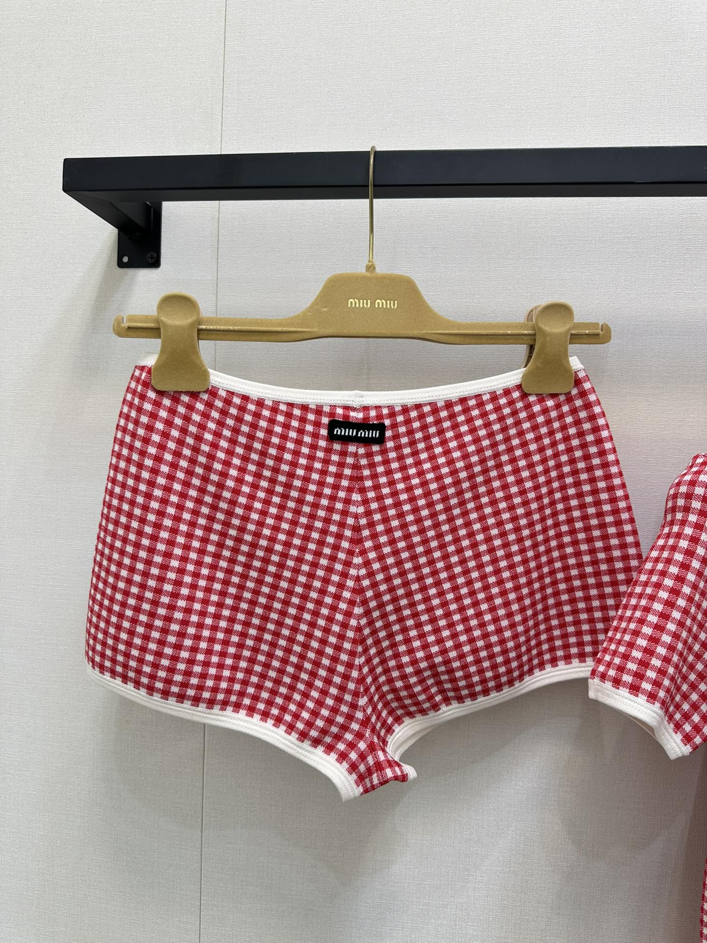NO:435059,(Shorts) Miumi*2025 new plaid knitted shorts, customized YB imported yarn woven, soft and skin-friendly, comfortable and stylish, round neck knitted short-sleeved cut, beautify the proportion of head and shoulders, full of red and white plaids, the collar cuffs are covered with white edges, decorated with letter logos on the chest, strong retro style, regular style, full of elasticity, sweet and fashionable, accurate version, SML large-scale real shot,,miumiu, shorts, T-shirt, alexander wang19860909（短裤） Miumi*2025新品格纹针织短袖短裤 定制YB进口纱线织造 柔软亲肤 舒适有型 圆领针织短袖剪裁 美化头肩比例更显瘦 通体红白格纹满铺 领口袖口以白色边包边 配合胸前字母徽标装饰 复古风格强烈 常规版型包容身材 弹力十足甜美洋气 认准版本 SML大货实拍,,miumiu,shorts,T-shirt,alexander wang,Women's clothing