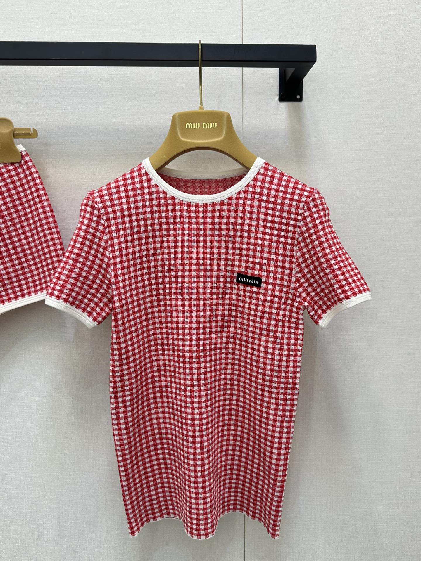 NO:435063,(Top) Miumi*2025 new plaid knitted shorts, custom YB imported yarn woven, soft and skin-friendly, comfortable and stylish, round neck knitted short-sleeved cut, beautify the proportion of head and shoulders, full of red and white plaids, the collar cuffs are covered with white edges, decorated with letter logo on the chest, strong retro style, regular style, full of elasticity, sweet and fashionable, accurate version, SML large-scale real shot,,miumiu, shorts, T-shirt, alexander wang19860909（上衣） Miumi*2025新品格纹针织短袖短裤 定制YB进口纱线织造 柔软亲肤 舒适有型 圆领针织短袖剪裁 美化头肩比例更显瘦 通体红白格纹满铺 领口袖口以白色边包边 配合胸前字母徽标装饰 复古风格强烈 常规版型包容身材 弹力十足甜美洋气 认准版本 SML大货实拍,,miumiu,shorts,T-shirt,alexander wang,Women's clothing