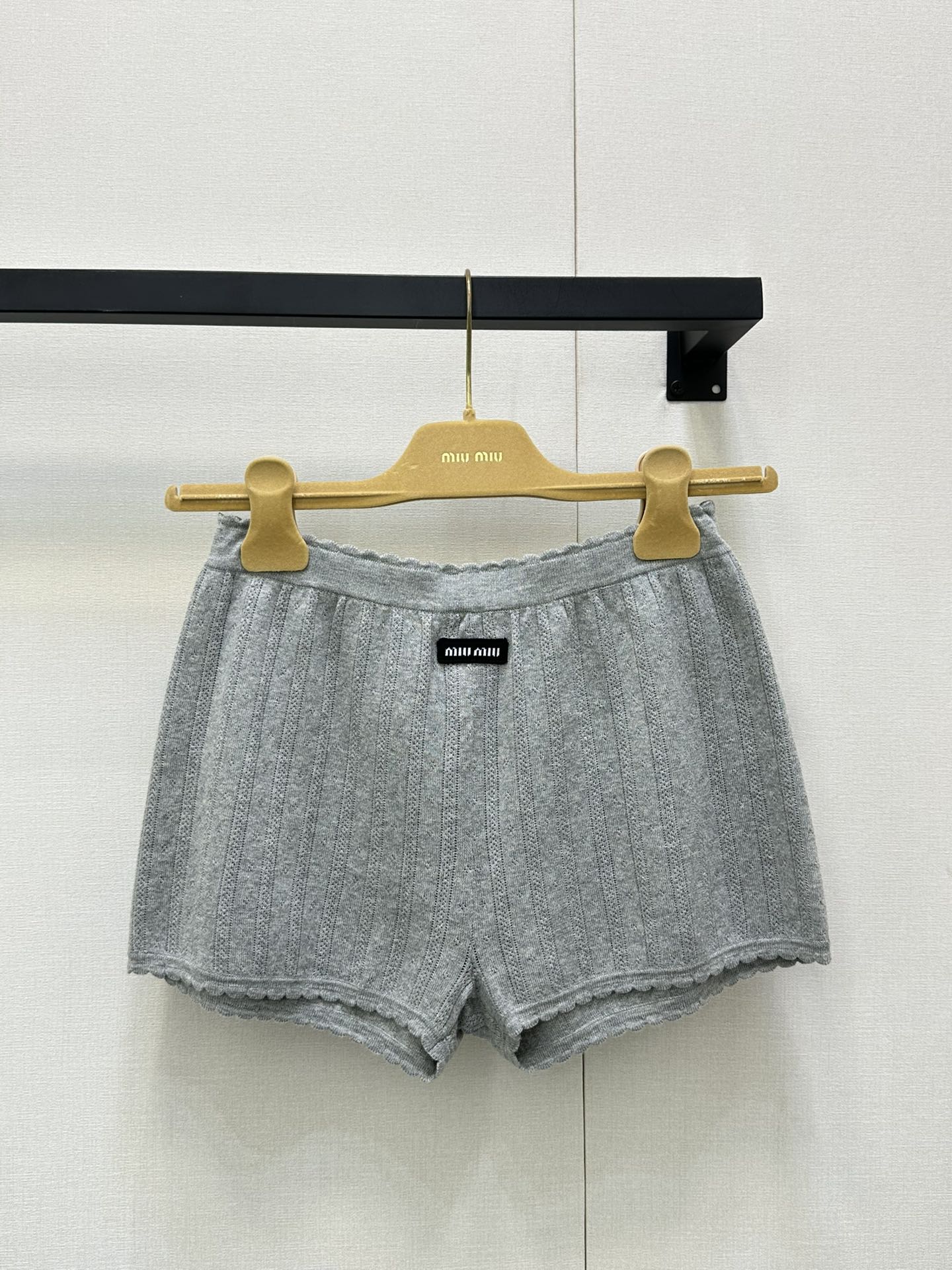 NO:435057,Miu25 series new styles, hidden flower logo letters, knitted lace stretch waist shorts, shipped, white and rich beauty, must-have artifact, universal and versatile slim fit, super slim, imported yarn texture is super comfortable, retro temperament is fashionable and high-end!  The upper body looks huge and slim!  Customized yarn material, elegant and high-end girl, spot 36/38/40 real shots, miumiu, shorts, alexander wang19860909Miu25系列新款 崁花徽标字母 针织花边弹力腰头短裤 出货 白富美必入神器 万能百搭修身版型超显瘦 进口纱线质感超舒适 复古气质时髦又高级！版型上身巨显瘦！定制纱线材质 名媛少女优雅又高级 现货36/38/40大货实拍,,miumiu,shorts,alexander wang,Women's clothing