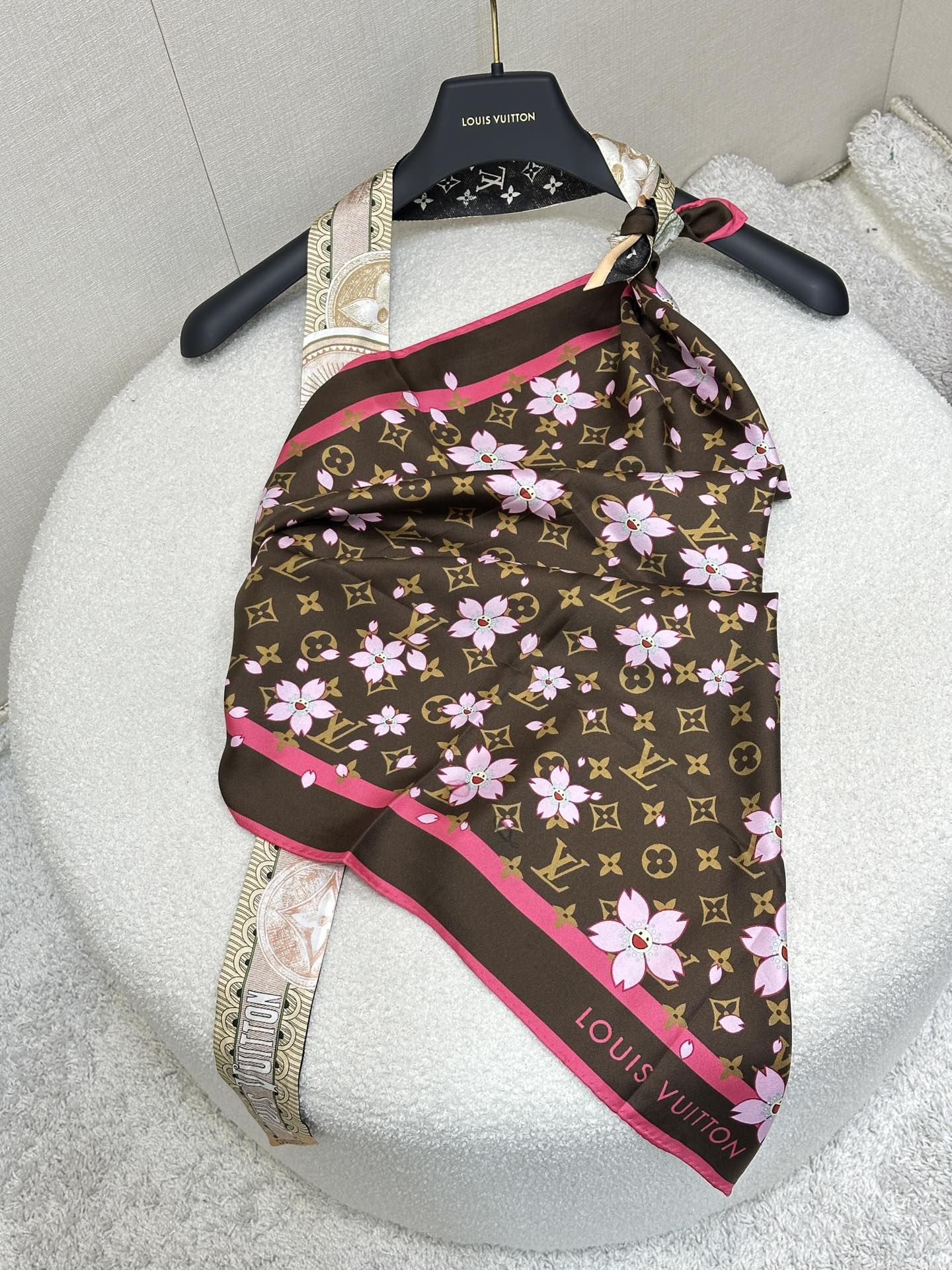 NO:435069,(Big silk scarf) Lv silk printed silk scarf. Excellent matching. Wear a silk scarf in various styles, as a headscarf, headband, and strapless, match it at will!  Real photos worth buying, louis vuitton, real silk, alexander wang19860909（大丝巾） Lv真丝印花丝巾.搭配绝了 一条丝巾搭穿各种风格穿法,当头巾、头绳、抹胸,随意搭配！值得入手大货实拍,,louis vuitton,real silk,alexander wang,Women's clothing