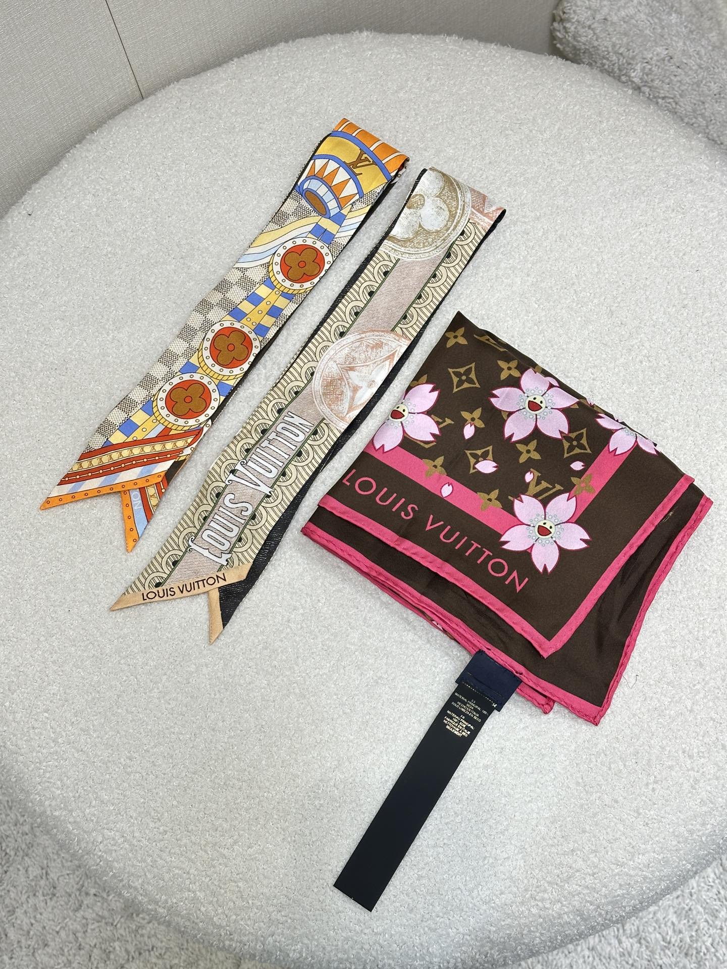 NO:435075,(Small scarf) Lv silk printed silk scarf. Excellent matching. Wear a scarf in various styles, as a headscarf, headband, and strapless, match it at will!  Real photos worth buying, louis vuitton, real silk, alexander wang19860909（小条丝巾） Lv真丝印花丝巾.搭配绝了 一条丝巾搭穿各种风格穿法,当头巾、头绳、抹胸,随意搭配！值得入手大货实拍,,louis vuitton,real silk,alexander wang,Women's clothing