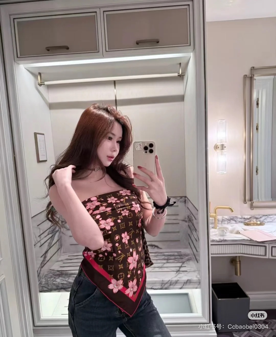 NO:435078,(Small scarf) Lv silk printed silk scarf. Excellent matching. Wear a scarf in various styles, as a headscarf, headband, and strapless, match it at will!  Worth buying, louis vuitton, real silk, alexander wang19860909（小条丝巾） Lv真丝印花丝巾.搭配绝了 一条丝巾搭穿各种风格穿法,当头巾、头绳、抹胸,随意搭配！值得入手,,louis vuitton,real silk,alexander wang,Women's clothing