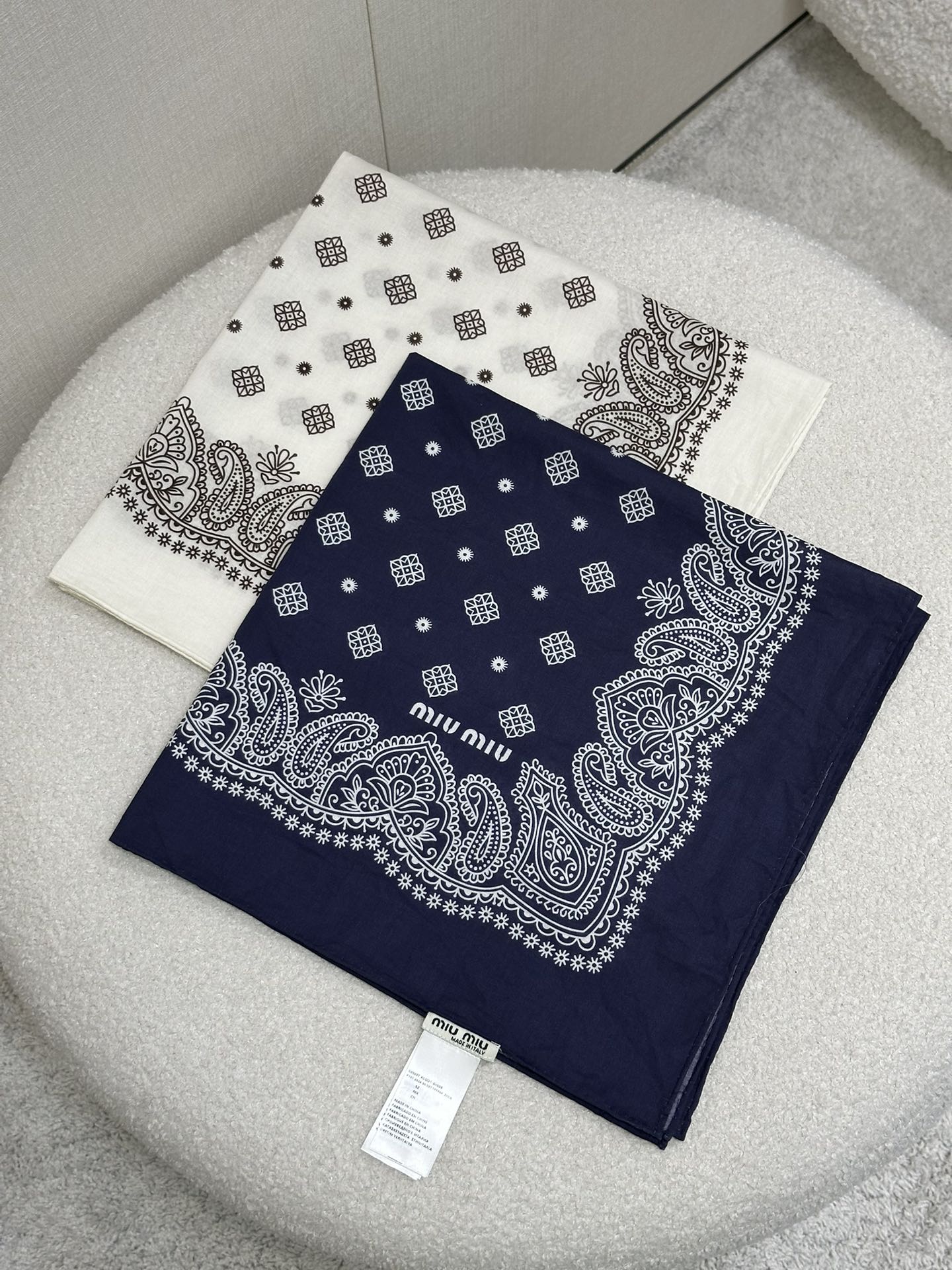 NO:435439,(Big silk scarf) (small scarf) Miu silk printed silk scarf. Excellent matching. Wear a silk scarf in various styles, as a headscarf, headband, and strapless, match it at will!  Worth buying (with box) real shots (with box), miumiu, real silk, alexander wang19860909（大丝巾）（小条丝巾） Miu真丝印花丝巾.搭配绝了 一条丝巾搭穿各种风格穿法,当头巾、头绳、抹胸,随意搭配！值得入手（配盒子）大货实拍（配盒子）,,miumiu,real silk,alexander wang,Women's clothing