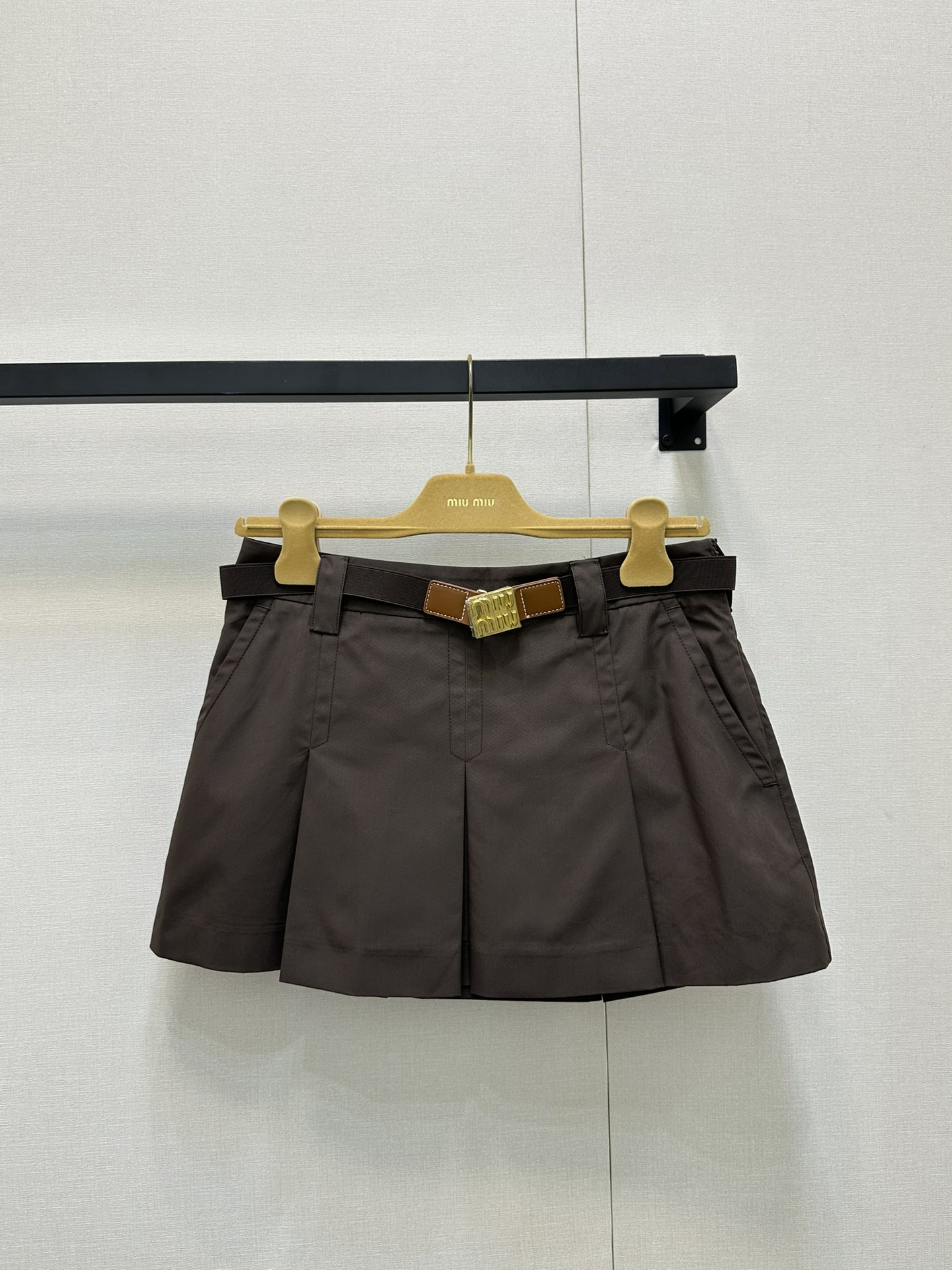 NO:435421,(short skirt) Original development High-end production, customized fabric threads, zipper leather strips, cuffs, letters and leather logo on chest High-quality Miumi* New spring and summer style Dark brown work zipper jacket Short skirt suit Miuli Miuyi intellectual casual sports style design simple and fashionable versatile neutral loose style fully show a slack and lazy tone Can be sweet, salty and age-reducing without picking people wearing thin four-season fabrics casual and free, wearable very strong, one piece can be beautiful to contract the fashionable feeling of the whole year, high-end color and white, iconic letter logo embroidery on chest full of texture SML large-scale real shots, miumiu, skirts, jackets & coats, jackets & coats, alexander wang19860909（短裙） 原版开发 高版出品,定制面料螺纹、拉链真皮条,袖口真皮质,胸前字母皮质logo 高质感 Miumi* 25春夏新款 深棕色工装拉链夹克外套 短裙套装 miu里miu气知识分子休闲运动风设计简约时髦百搭 中性宽松版型 尽显松弛慵懒腔调 可甜可盐减龄不挑人穿薄款四季面料 随性自在 可穿性贼强 一件就可美美的承包整年的时髦感 色系高级又能显白 胸前标志性字母徽标绣 质感满满 SML大货实拍,,miumiu,skirts,jackets & coats,jackets & coats,alexander wang,Women's clothing