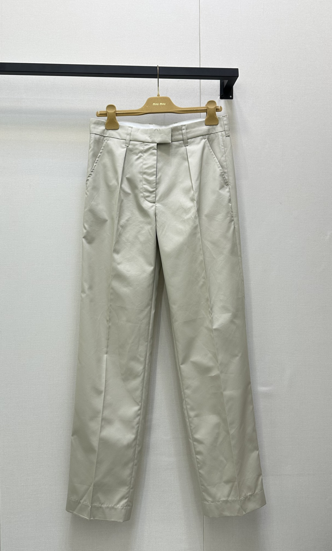 NO:435427,Miu new style trousers high-waist wide-leg trousers!  New products have been released in hot trousers, original development, high-end production, huge and beautiful trousers, paired with all kinds of T-shirts and shirts!  A formal and daily tuning!  Exclusive in stock!  SML big product real shot, miumiu,shirts,alexander wang19860909Miu新款西裤高腰阔腿长裤！爆款长裤又出新品,原版开发 高版出品 巨好看的裤型,搭配各类体恤衬衫都OK！正式中带一点日常的调调！独家现货供应！SML大货实拍,,miumiu,shirts,alexander wang,Women's clothing