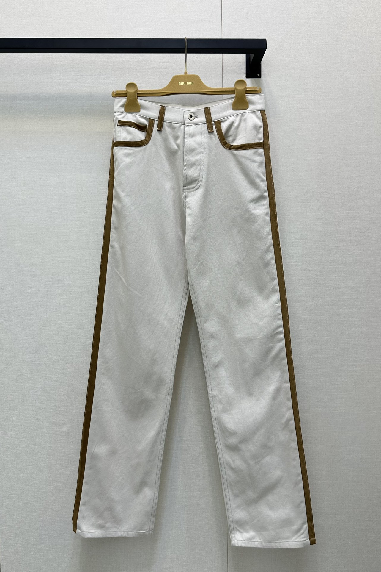 NO:435412,(Pants) Original development High-version Miumi* 25 new product!  Miu released a new color this year. Contrasted retro splicing fashionable and personalized jeans, versatile styles. You can match any top, a must-have for summer. A perfect summer hot girl~ Retro wash is very good to match with tops, high-quality denim fabric. The upper body is really comfortable and fashionable and tone-like jeans. SML large-scale real shot, miumiu, jeans, alexander wang19860909（长裤）原版开发 高版本 Miumi* 25新品！Miu今年出的新色.撞色复古拼接时髦个性牛仔裤,百搭款 可以搭配任意一款上衣,夏日必备款 妥妥的夏日辣妹一枚～复古水洗很好搭配上衣,高品质牛仔面料 上身真的很舒适,时髦腔调感的牛仔裤. SML大货实拍,,miumiu,jeans,alexander wang,Women's clothing