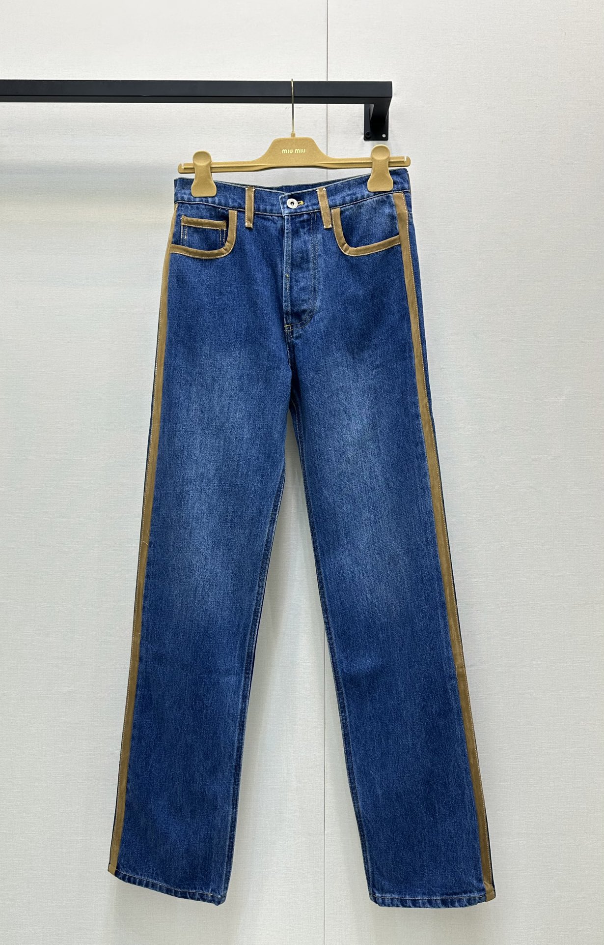 NO:435418,(Pants) Original development High-version Miumi* 25 new product!  Miu released a new color this year. Contrasted retro splicing fashionable and personalized jeans, versatile styles. You can match any top, a must-have for summer. A perfect summer hot girl~ a retro wash blue. It is very good to match the top, high-quality denim fabric. The upper body is really comfortable and fashionable and tone-like jeans. SML large-scale real shot, miumiu, jeans, alexander wang19860909（长裤）原版开发 高版本 Miumi* 25新品！Miu今年出的新色.撞色复古拼接时髦个性牛仔裤,百搭款 可以搭配任意一款上衣,夏日必备款 妥妥的夏日辣妹一枚～复古水洗蓝.很好搭配上衣,高品质牛仔面料 上身真的很舒适,时髦腔调感的牛仔裤. SML大货实拍,,miumiu,jeans,alexander wang,Women's clothing