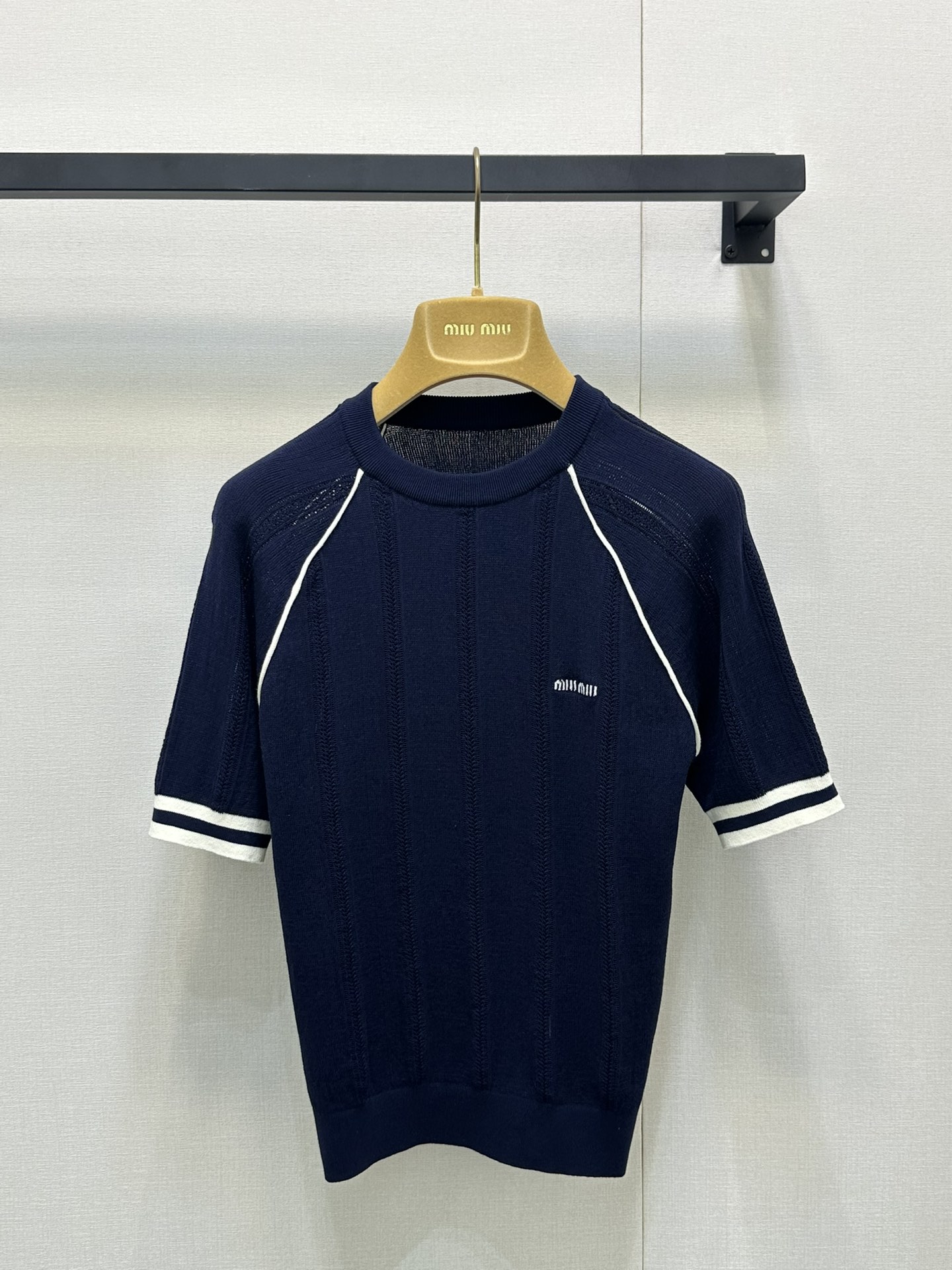 NO:435430,Miumi* 25Ss spring and summer new style micro-label knitted top. Original development High-end production!  Navy blue custom yarn production, brand logo embroidery, contrasting color raglan cuffs, elastic style, classic single-layered items, workmanship quality depends on details. Spot SML large-scale real shot,,miumiu,alexander wang19860909Miumi* 25Ss春夏新款 微标针织上衣.原版开发 高版出品！藏蓝色定制纱线制作 饰品牌标识刺绣 撞色插肩袖口 弹力版型 单穿叠穿的经典单品 做工品质看细节.现货 SML大货实拍,,miumiu,alexander wang,Women's clothing