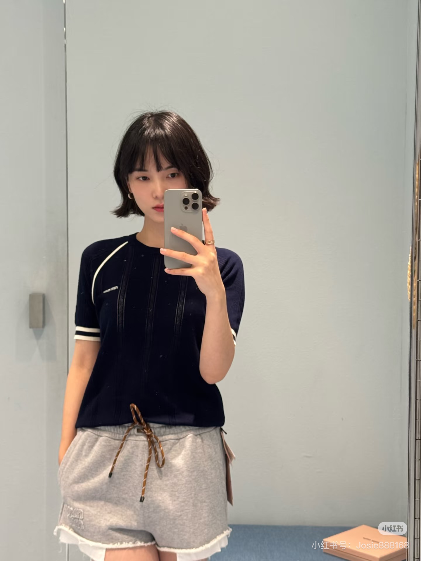 NO:435433,Miumi* 25Ss spring and summer new style micro-label knitted top. Original development High-end production!  Navy blue custom yarn production Decorative brand logo embroidery Contrast color raglan cuffs Elastic style Classic items for single-layer lamination Details of workmanship quality. Spot SML,,miumiu,alexander wang19860909Miumi* 25Ss春夏新款 微标针织上衣.原版开发 高版出品！藏蓝色定制纱线制作 饰品牌标识刺绣 撞色插肩袖口 弹力版型 单穿叠穿的经典单品 做工品质看细节.现货 SML,,miumiu,alexander wang,Women's clothing