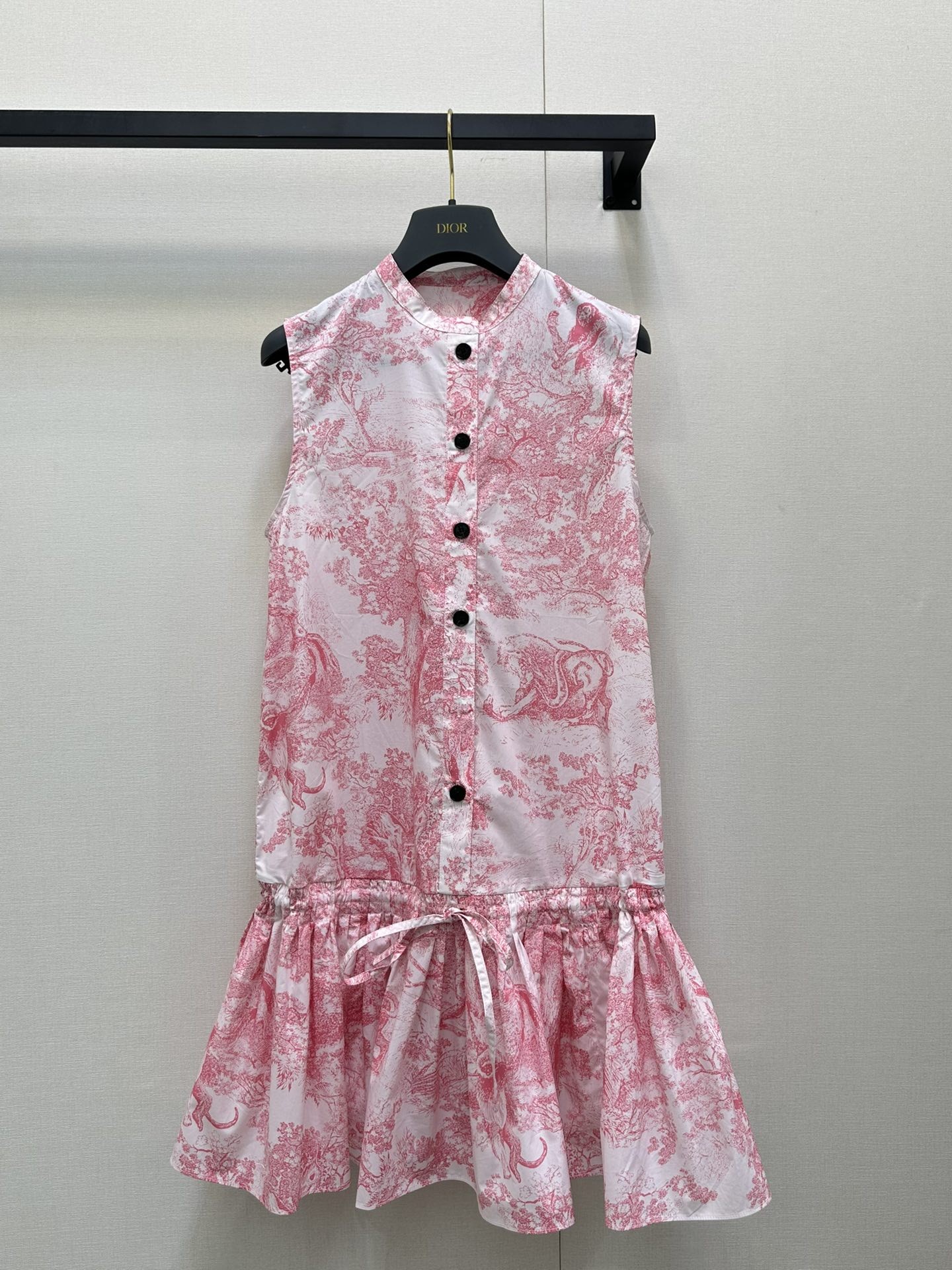 NO:435436,Dio*2025 new product, stand-up collar sleeveless printed vest skirt, customized YB imported silk cotton material, textured and shiny, stand-up vest skirt tailoring, the whole body is highlighted by a large area of ​​natural elements of animals and plants, echoing the refreshing vacation atmosphere of the hot summer, using tailoring and details to improve the exquisiteness, the upper body is open button design, adjusting the elastic slit at will, making it easier to put on and take off, using low-waist drawstring to divide the upper and lower proportions, adjusting the elastic and modifying lines, umbrella-shaped exterior expansion design, the upper body is more fashionable and fashionable, identifying the version SML large-scale real shot,,dior, skirts,alexander wang19860909Dio*2025新品 立领无袖印花背心裙 定制YB进口丝棉材质 质感光泽 垂顺有型 立领背心裙剪裁 通体以大面积动植物自然元素为亮点 呼应炎炎夏日的清爽度假气息 利用剪裁和细节提升精致度 上半身开襟钮扣设计 随意调节松紧开衩更方便穿脱 利用低腰位抽绳划分上下比例 调节松紧修饰线条 伞状外扩设计 上身更为洋气时髦 认准版本 SML大货实拍,,dior,skirts,alexander wang,Women's clothing