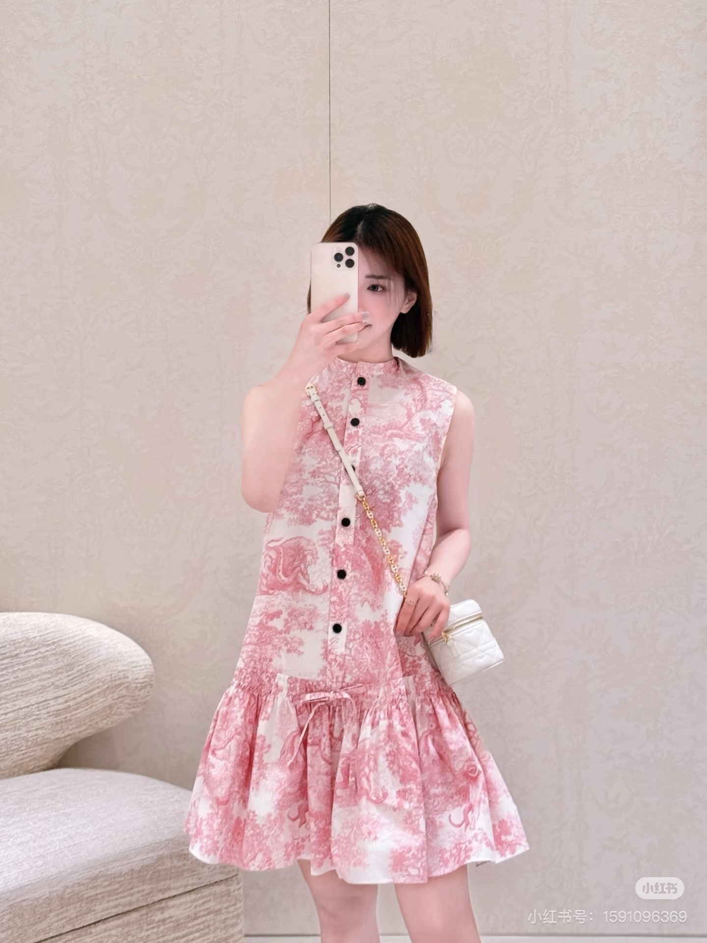 NO:435437,Dio*2025 new product, stand-up collar sleeveless printed vest skirt, customized YB imported silk cotton material, textured and shiny, stand-up vest skirt tailoring, the whole body is highlighted by a large area of ​​natural elements of animals and plants, echoing the refreshing vacation atmosphere of the hot summer, using tailoring and details to improve the exquisiteness, the upper body plaid button design, adjust the elastic slit at will, and make it easier to put on and take off. Use low-waist drawstring to divide the upper and lower proportions, adjust the elastic and modify lines, umbrella-shaped exterior expansion design, the upper body is more fashionable and fashionable, identify the version SML,,dior, skirts,alexander wang19860909Dio*2025新品 立领无袖印花背心裙 定制YB进口丝棉材质 质感光泽 垂顺有型 立领背心裙剪裁 通体以大面积动植物自然元素为亮点 呼应炎炎夏日的清爽度假气息 利用剪裁和细节提升精致度 上半身开襟钮扣设计 随意调节松紧开衩更方便穿脱 利用低腰位抽绳划分上下比例 调节松紧修饰线条 伞状外扩设计 上身更为洋气时髦 认准版本 SML,,dior,skirts,alexander wang,Women's clothing