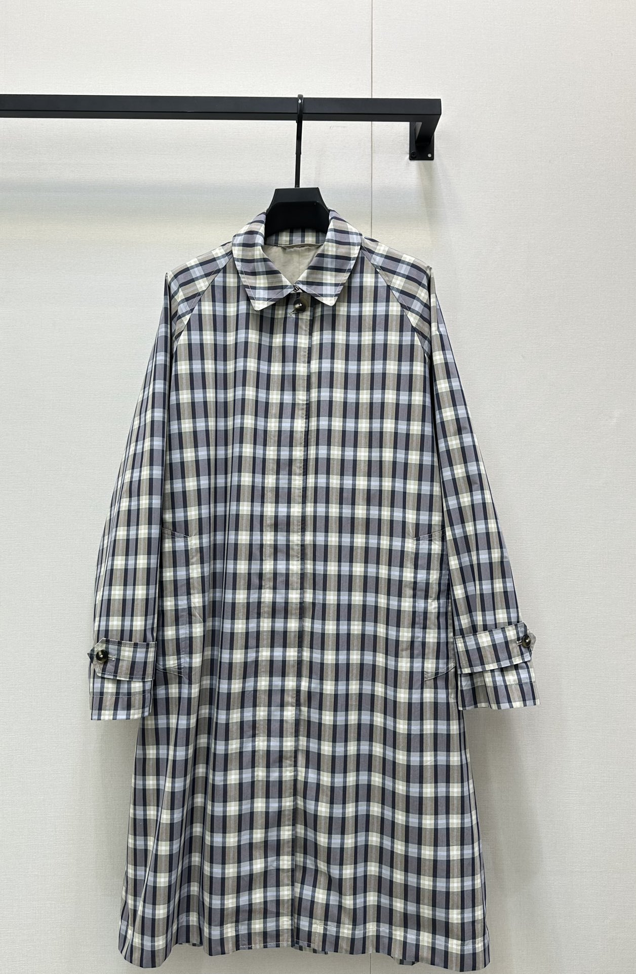 NO:436190,THE ROW 25 autumn Tavishina silk cotton blend coat black/beige single-breasted coat, made of silk-lined fabric, equipped with ragdoll sleeves, front squid bag and hidden front closure. 56 silk, 44 cotton lining: cotton plaid shirt. In autumn. This retro simple lapel single-breasted loose temperament casual plaid dress jacket is a piece that combines fashion and elegant temperament. It is very easy to match. Various inner wear. Plaid pants can match fashionable. SML large-scale real shots, skirts, jackets & coats, real silk, alexander wang19860909THE ROW 25秋款Tavishina 丝棉混纺大衣黑/米黄 单排扣大衣,采用带衬真丝面料制成,配有插肩袖、正面贴边袋和牛角扣开合的隐藏式前襟.56真丝,44棉衬里:棉格子衫 穿进秋天 这款文艺复古简约翻领单排扣宽松气质休闲格纹连衣裙外套 是一款兼具时尚感与优雅气质的单品,非常好搭配 各种内搭 格子裤子都能搭出时髦感 SML大货实拍,,skirts,jackets & coats,real silk,alexander wang,Women's clothing