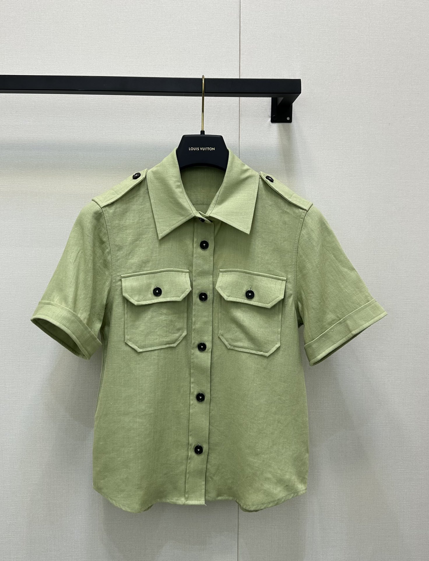 NO:436196,Loro Piana commuting outfit is still a linen series, more daily commuting. The top is soft mint light green, fresh and natural, Polo collar, breasted design, rotator sleeve design, regular style, no picky outfit. SML large-scale real shot, loro pigana, alexander wang19860909Loro Piana 通勤穿搭 依然是亚麻系列,更加日常通勤 上衣柔和的薄荷浅绿,清新自然,Polo领 排扣设计,正肩袖设计,版型常规 不挑穿搭 SML大货实拍,,loro piana,alexander wang,Women's clothing