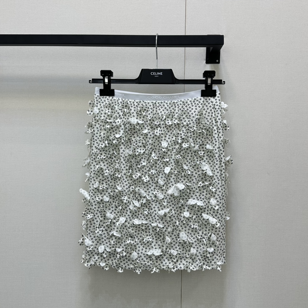 NO:436202,Chane* 25Ss early spring new style, heavy industry flower skirt, original development, high-end production!  Handmade flower skirt, full of double C letter logo, combined with three-dimensional petal shape, full of fragrance, noble and gorgeous style, cute and sexy, high-quality, full of texture, easy to become the visual focus, loose and elegant outfit, first choice for vacation, SML large-scale real shots, chanel, chanel, skirts, alexander wang19860909Chane* 25Ss早春新款 重工花朵半裙 原版开发 高版出品！手工花朵半裙 满铺点缀双C字母徽标 配合立体花瓣状造型 满满香家贵气华丽风格 可爱中透露性感 品相高级 质感十足 轻松成为视觉焦点 穿搭松弛气质 度假首选 SML大货实拍,,chanel,chanel,skirts,alexander wang,Women's clothing