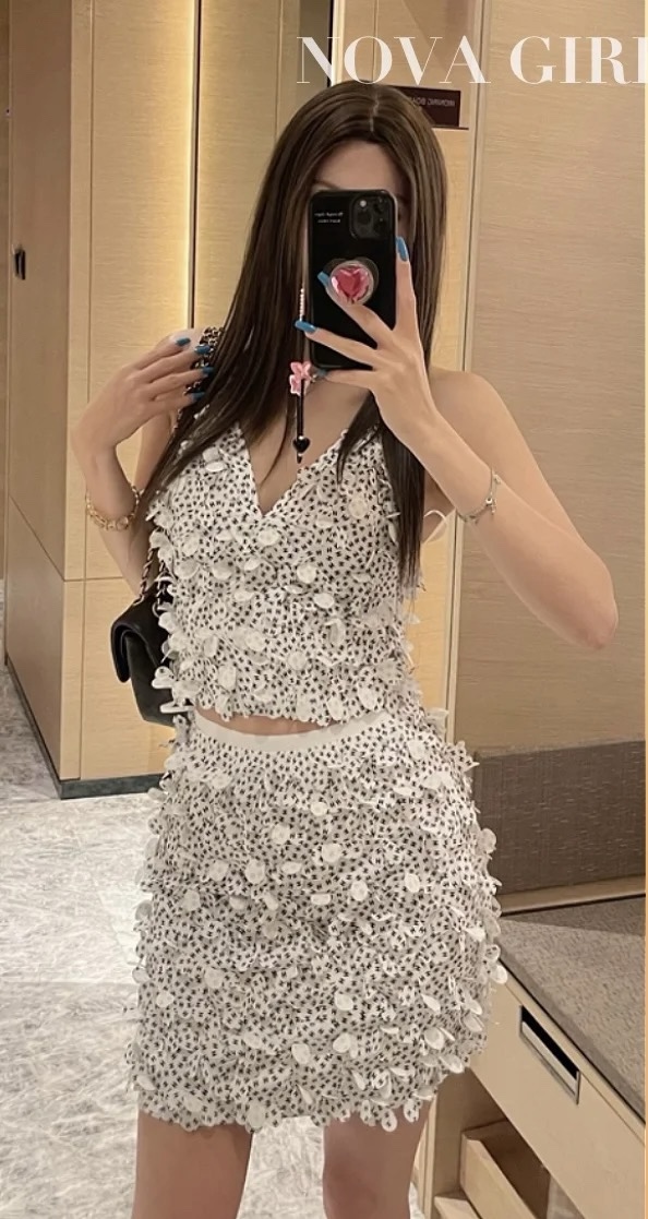 NO:436205,Chane* 25Ss early spring new style, heavy industry flower skirt, original development, high-end production!  Handmade flower skirt, full of double C letter logo, combined with three-dimensional petal shape, full of fragrance, noble and gorgeous style, cute and sexy, high-quality, full of texture, easy to become the visual focus, loose and elegant outfit, first choice for vacation SML, chanel, chanel, skirts, alexander wang19860909Chane* 25Ss早春新款 重工花朵半裙 原版开发 高版出品！手工花朵半裙 满铺点缀双C字母徽标 配合立体花瓣状造型 满满香家贵气华丽风格 可爱中透露性感 品相高级 质感十足 轻松成为视觉焦点 穿搭松弛气质 度假首选 SML,,chanel,chanel,skirts,alexander wang,Women's clothing