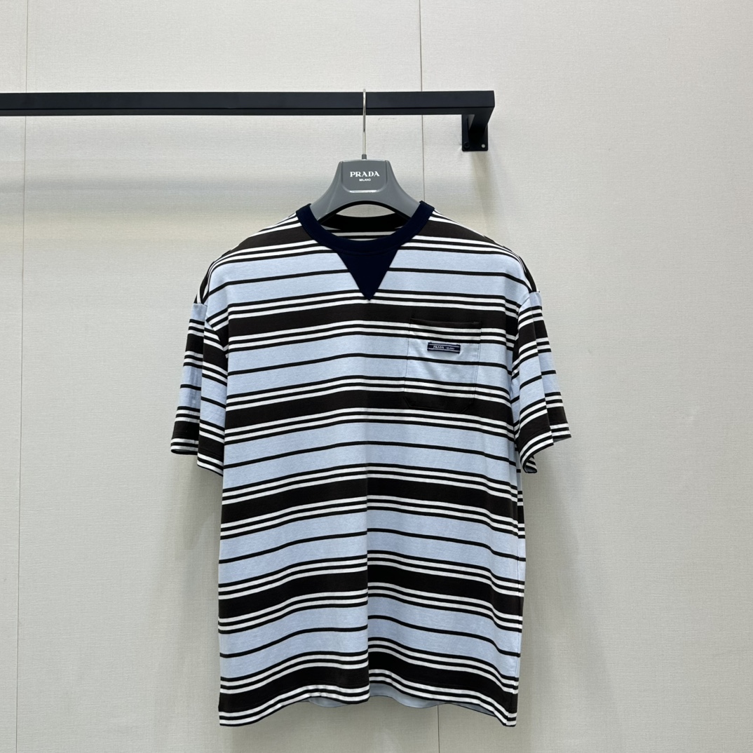 NO:436208,Prad* 25Ss Spring and Summer New Style Mint Chocolate Striped Short Sleeve Round Neck T-shirt. Original Developed!  High-end production!  Super high-end color matching, loose style for couples, simple and high-end, not picky about the upper body, chest pocket and label design, workmanship quality depends on details. Spot SML large-scale real shot, prada, T-shirt, tees, t-shirt, alexander wang19860909Prad* 25Ss春夏新款 薄荷巧克力条纹短袖圆领T恤.原版开发！高版出品！超级高级的配色搭配 宽松版型可情侣款穿搭 简约又高级 不挑人上身 胸口口袋与贴标设计 做工品质看细节.现货 SML大货实拍,,prada,T-shirt,tees，t-shirt,alexander wang,Women's clothing