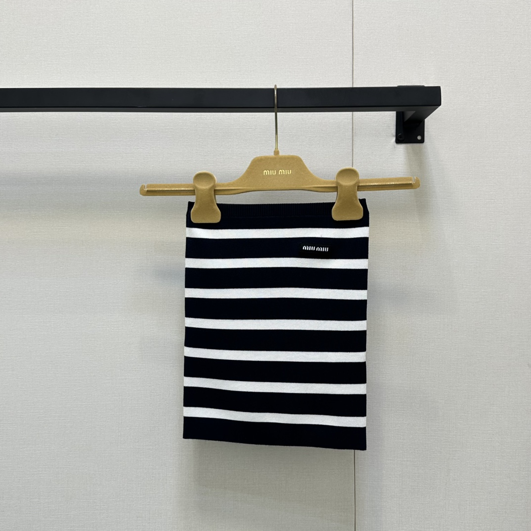 NO:436207,Miumi* 25Ss Spring and Summer New Style Classic Micro-Character Knitted Striped Strap Top. Original Development!  High-end production!  Different from the market version, it looks very slim and slim and really cool!  Latest series of items, highly recommended, classic patch embroidery technology, brings visual impact to the overall shape, comfortable and breathable, suitable for various occasions, sexy and high-end spot, SML large-scale real shots,,miumiu,alexander wang19860909Miumi* 25Ss春夏新款 经典微标针织条纹抹胸上衣.原版开发！高版出品！区别市面版本,超显瘦小蛮腰 真的泰酷辣！最新系列单品 强烈推荐 经典贴布绣工艺 给整体造型带来视觉冲击 舒适透气 适合多种场合穿搭 性感高级 现货 SML大货实拍,,miumiu,alexander wang,Women's clothing