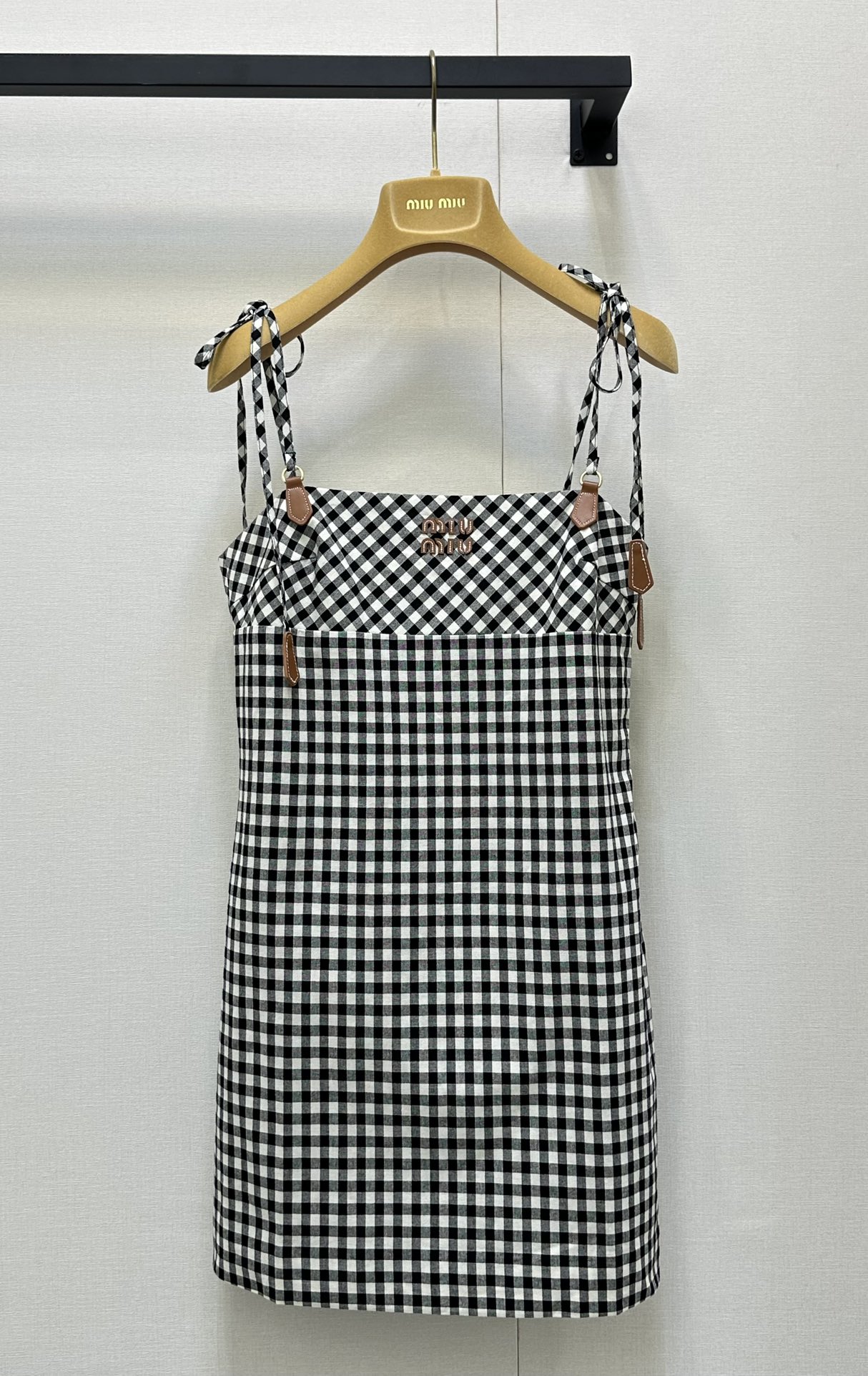NO:436201,Miumi* 25Ss spring and summer new style black and white small plaid suspender skirt. Original development!  High-end production!  Sweet and spicy Miu girl-style suspender skirt, retro Vichy black and white plaid elements are never out of date, sweet and cool style makes you look slim and high-end~ playful and sweet straps slinging skirt, slender bow straps are so playful, decorative leather pendant is full of details, brown leather logo embroidery on the chest adds highlights, high waistline splicing small A skirt hem shows the proportions, the upper body is elegant and playful, Miu girl-style temperament is tightly grasped~spot SML large-scale real shot, miumiu, skirts, alexander wang19860909Miumi* 25Ss春夏新款 黑白小格子吊带裙.原版开发！高版出品！又甜又辣的miu系少女风吊带裙,复古维希黑白格纹元素永不过时,甜酷版型显瘦又高级~俏皮甜美抹胸吊带裙型,纤细蝴蝶结肩带太俏皮了,装饰皮革吊坠满满细节十足,胸口饰棕色皮革logo徽标刺绣增添亮点,高腰线拼接小A裙摆超级显比例,上身优雅又俏皮,miu系少女风气质拿捏的死死的~现货 SML大货实拍,,miumiu,skirts,alexander wang,Women's clothing