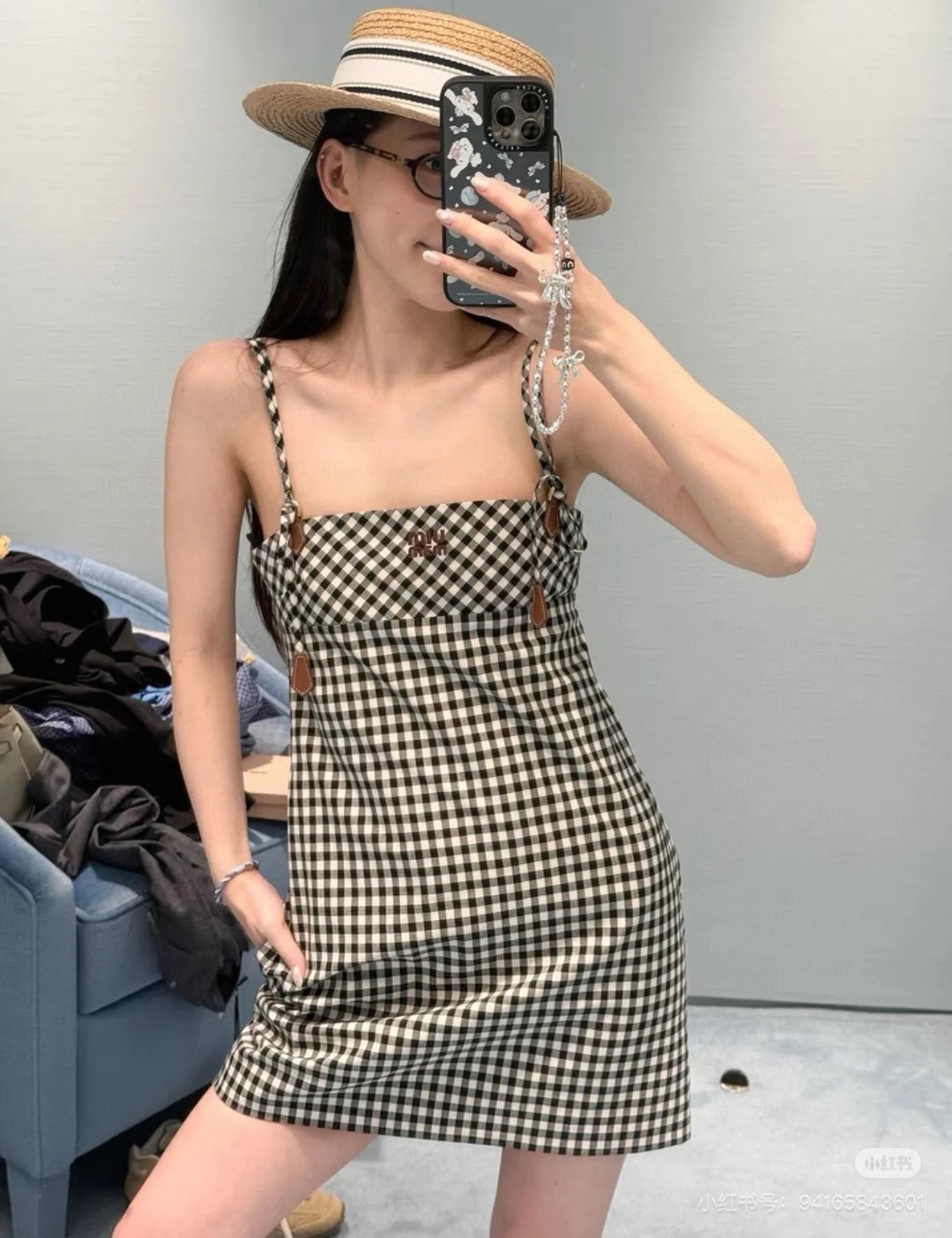 NO:436204,Miumi* 25Ss spring and summer new style black and white small plaid suspender skirt. Original development!  High-end production!  Sweet and spicy Miu girl-style suspender skirt, retro Vichy black and white plaid elements are never out of date, sweet and cool style makes you look slim and high-end~ playful sweet straps suspender skirt, slender bow straps are so playful, decorative leather pendant is full of details, brown leather logo embroidery on the chest adds highlights, high waistline splicing small A skirt hem shows the proportion, the upper body is elegant and playful, Miu girl-style temperament is tightly grasped~spot SML, miumiu, skirts, alexander wang19860909Miumi* 25Ss春夏新款 黑白小格子吊带裙.原版开发！高版出品！又甜又辣的miu系少女风吊带裙,复古维希黑白格纹元素永不过时,甜酷版型显瘦又高级~俏皮甜美抹胸吊带裙型,纤细蝴蝶结肩带太俏皮了,装饰皮革吊坠满满细节十足,胸口饰棕色皮革logo徽标刺绣增添亮点,高腰线拼接小A裙摆超级显比例,上身优雅又俏皮,miu系少女风气质拿捏的死死的~现货 SML,,miumiu,skirts,alexander wang,Women's clothing