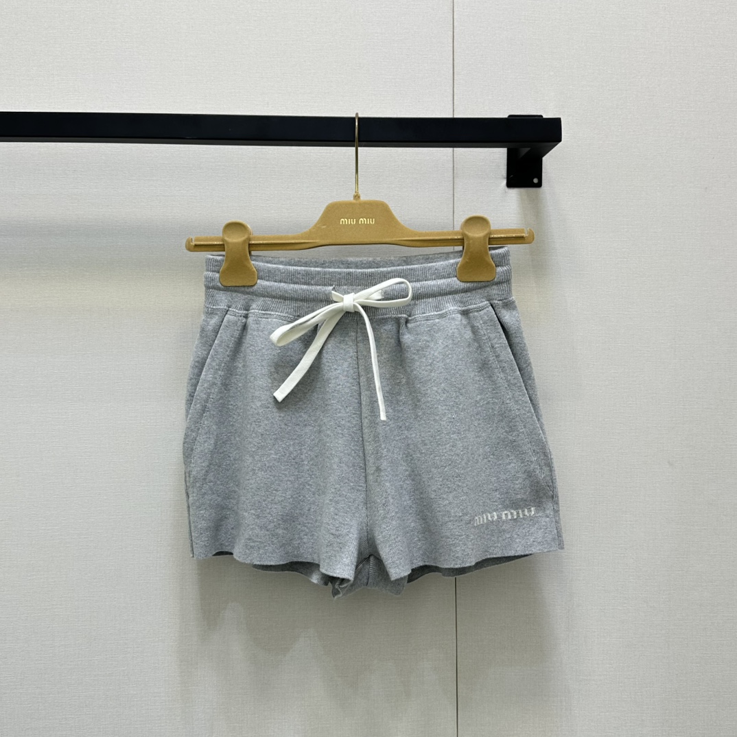 NO:436184,Miu*25 new logo letter drawstring shorts are easy to control!  Custom fabric production, full of weight, original development, high-end production, trouser leg embroidered letter pattern, highlighting the brand's high-quality texture, 1:1 super style, the latest summer items, SML large-scale real shot, miumiu, shorts, alexander wang19860909Miu*25新款 徽标字母抽绳短裤松弛感穿搭随意轻松驾驭！定制面料制作 分量感十足 原版开发 高版出品 裤腿刺绣字母图案,彰显品牌高级品质质感绝绝子,1:1超赞版型,夏季最新单品 SML大货实拍,,miumiu,shorts,alexander wang,Women's clothing