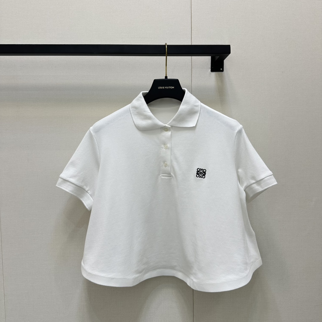NO:436191,Loew* 25Ss spring and summer new style, classic letter logo embroidered POLO shirt. Original development. High-end production!  The refreshing and fashionable tee is so beautiful. It is matched with a playful and age-reducing Polo collar and a loose hem design. It can easily grasp the fashionable atmosphere. It is easy to match without picking the face and makes you look slimmer!  The whole piece has a very summery taste, a youthful and energetic feel, customized fabric, super comfortable texture!  Such a T-shirt is a piece for everyone in summer!  Spot SML big-ticket real shot, loewe, tees, t-shirt, alexander wang19860909Loew* 25Ss春夏新款 经典字母logo刺绣POLO衫.原版开发.高版出品！清爽又时髦的tee也太好看啦搭配俏皮减龄的Polo领以及下摆宽松设计 轻松拿捏时髦氛围感 不挑脸型易搭更显瘦！整件就是很夏天的味道 青春又活力的感觉定制面料 质感超级舒适！这样的T恤在夏季就是人手一件的存在！现货 SML大货实拍,,loewe,tees，t-shirt,alexander wang,Women's clothing