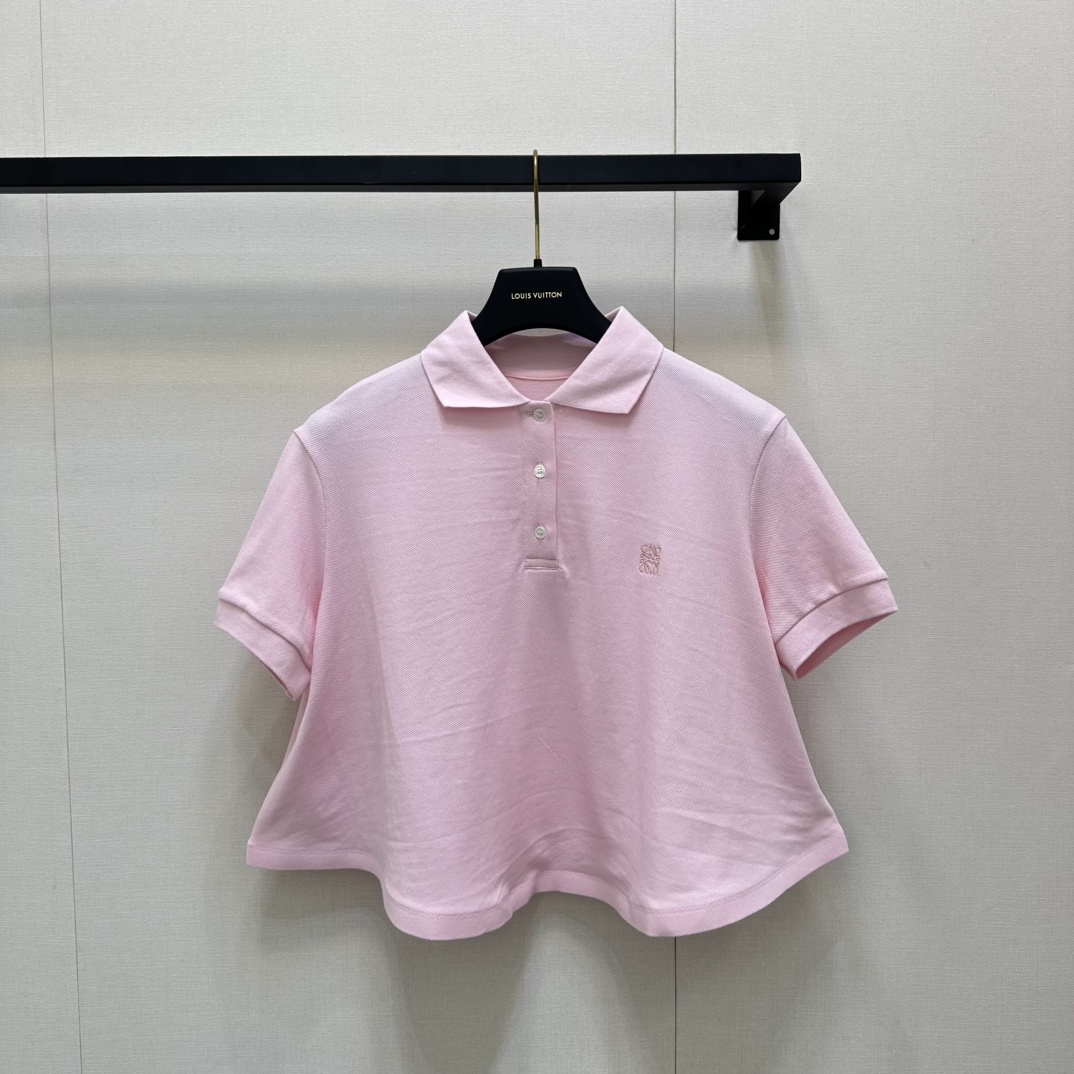 NO:436185,Loew* 25Ss spring and summer new style, classic letter logo embroidered POLO shirt. Original development. High-end production!  The refreshing and fashionable tee is so beautiful. It is matched with a playful and age-reducing Polo collar and a loose hem design. It can easily grasp the fashionable atmosphere. It is easy to match without picking the face and makes you look slimmer!  The whole piece has a very summery taste, a youthful and energetic feel, customized fabric, super comfortable texture!  Such a T-shirt is a piece for everyone in summer!  Spot SML big-ticket real shot, loewe, tees, t-shirt, alexander wang19860909Loew* 25Ss春夏新款 经典字母logo刺绣POLO衫.原版开发.高版出品！清爽又时髦的tee也太好看啦搭配俏皮减龄的Polo领以及下摆宽松设计 轻松拿捏时髦氛围感 不挑脸型易搭更显瘦！整件就是很夏天的味道 青春又活力的感觉定制面料 质感超级舒适！这样的T恤在夏季就是人手一件的存在！现货 SML大货实拍,,loewe,tees，t-shirt,alexander wang,Women's clothing