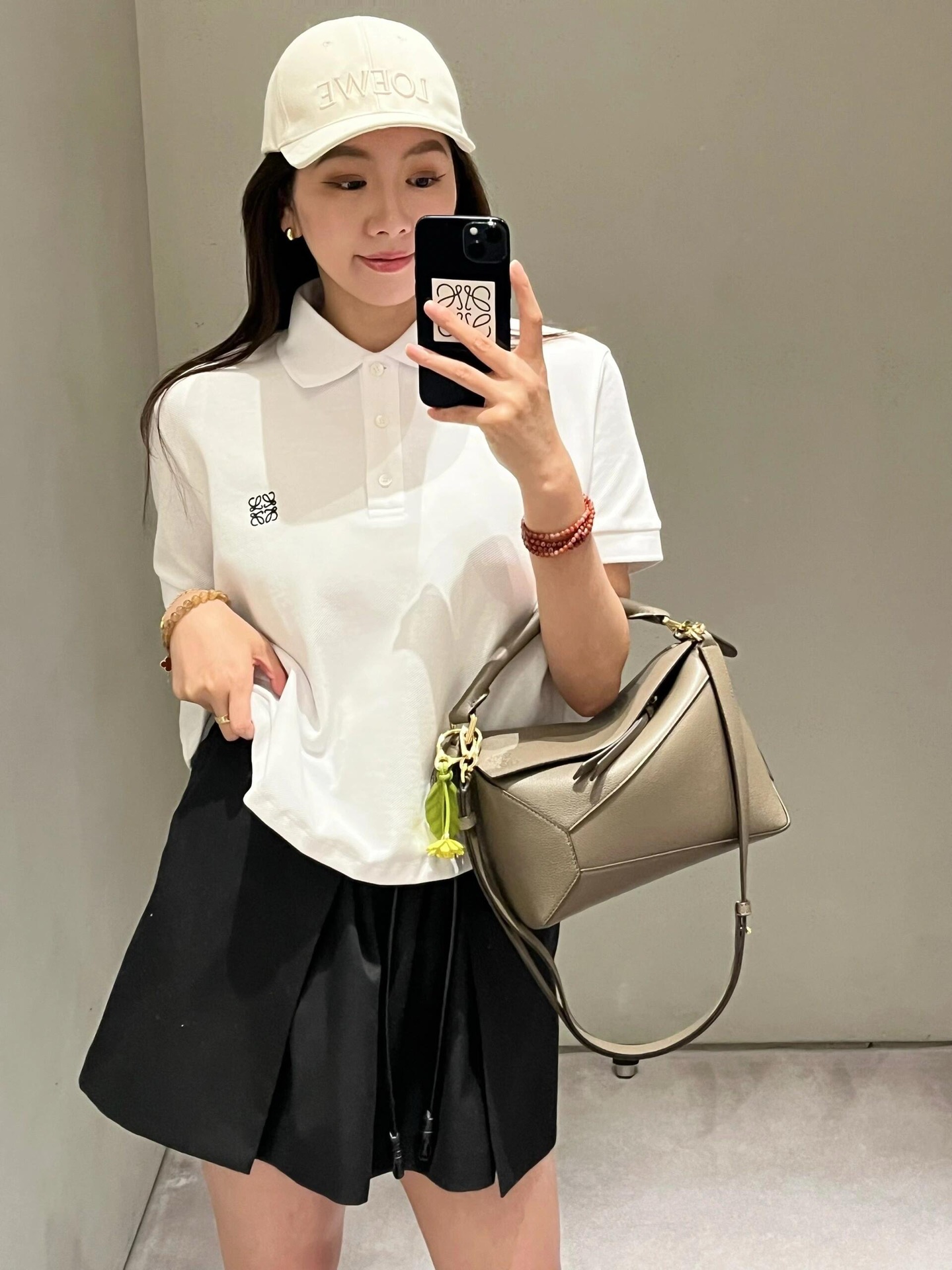 NO:436194,Loew* 25Ss spring and summer new style, classic letter logo embroidered POLO shirt. Original development. High-end production!  The refreshing and fashionable tee is so beautiful. It is matched with a playful and age-reducing Polo collar and a loose hem design. It can easily grasp the fashionable atmosphere. It is easy to match without picking the face and makes you look slimmer!  The whole piece has a very summery taste, a youthful and energetic feel, customized fabric, super comfortable texture!  Such a T-shirt is a piece for everyone in summer!  Spot SML, loewe,tees,t-shirt,alexander wang19860909Loew* 25Ss春夏新款 经典字母logo刺绣POLO衫.原版开发.高版出品！清爽又时髦的tee也太好看啦搭配俏皮减龄的Polo领以及下摆宽松设计 轻松拿捏时髦氛围感 不挑脸型易搭更显瘦！整件就是很夏天的味道 青春又活力的感觉定制面料 质感超级舒适！这样的T恤在夏季就是人手一件的存在！现货 SML,,loewe,tees，t-shirt,alexander wang,Women's clothing