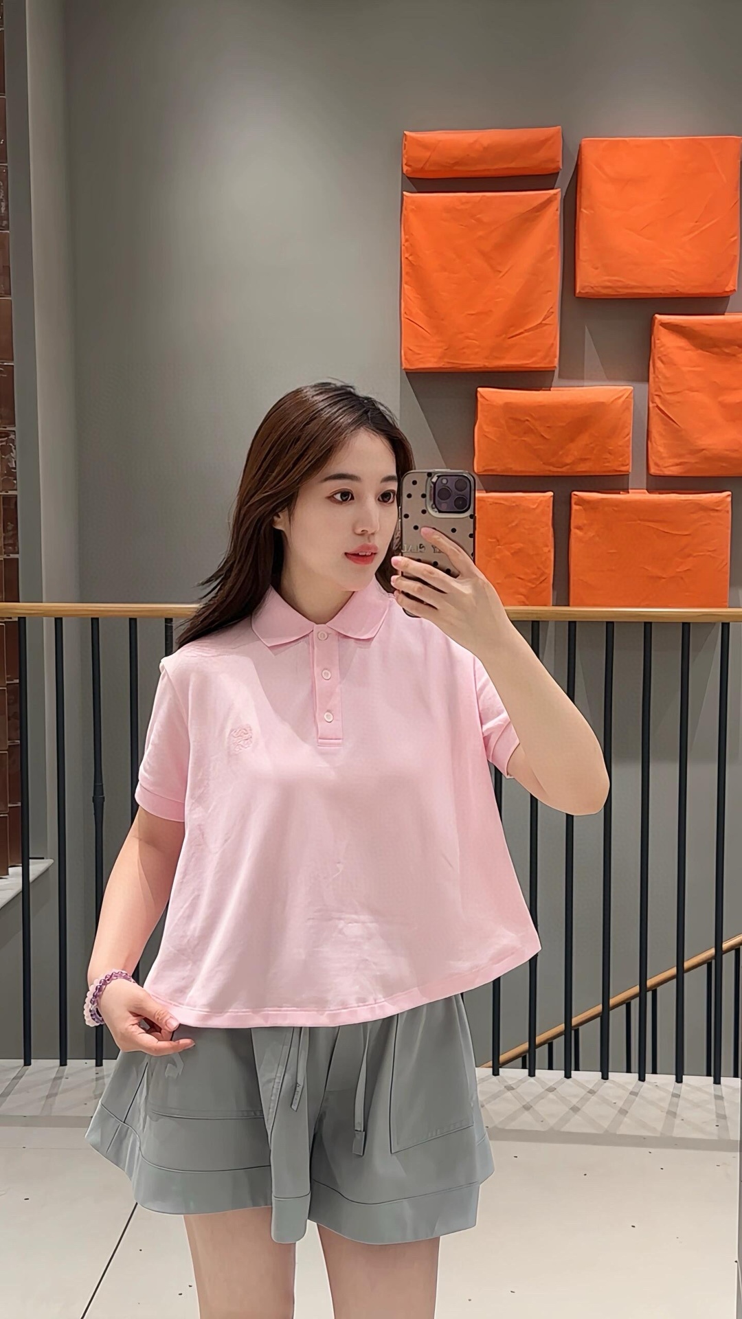 NO:436188,Loew* 25Ss spring and summer new style, classic letter logo embroidered POLO shirt. Original development. High-end production!  The refreshing and fashionable tee is so beautiful. It is matched with a playful and age-reducing Polo collar and a loose hem design. It can easily grasp the fashionable atmosphere. It is easy to match without picking the face and makes you look slimmer!  The whole piece has a very summery taste, a youthful and energetic feel, customized fabric, super comfortable texture!  Such a T-shirt is a piece for everyone in summer!  Spot SML, loewe,tees,t-shirt,alexander wang19860909Loew* 25Ss春夏新款 经典字母logo刺绣POLO衫.原版开发.高版出品！清爽又时髦的tee也太好看啦搭配俏皮减龄的Polo领以及下摆宽松设计 轻松拿捏时髦氛围感 不挑脸型易搭更显瘦！整件就是很夏天的味道 青春又活力的感觉定制面料 质感超级舒适！这样的T恤在夏季就是人手一件的存在！现货 SML,,loewe,tees，t-shirt,alexander wang,Women's clothing