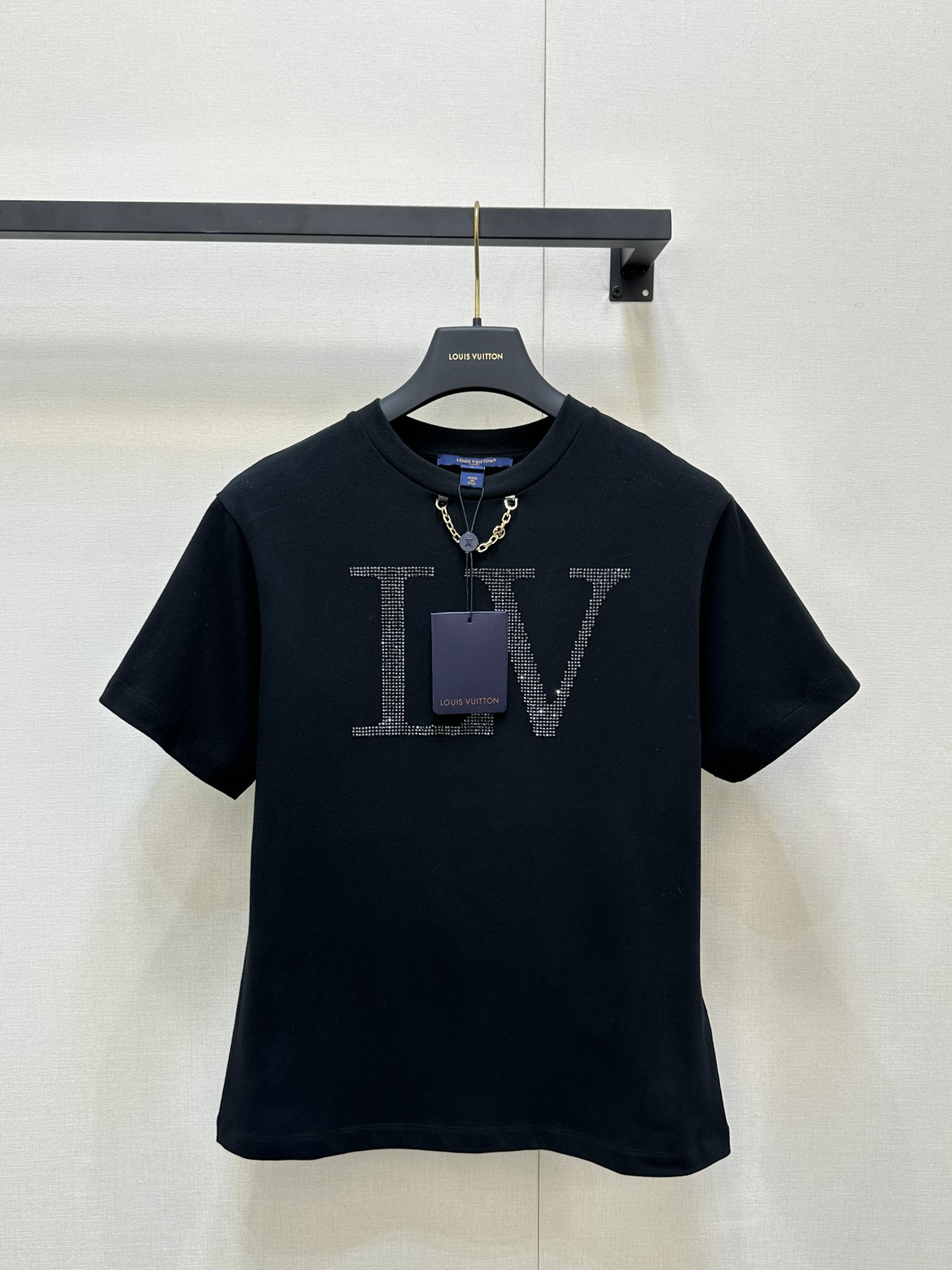 NO:436905,Louis Vuitto*2025 new product, diamond chain, customized YB cotton material, breathable and comfortable, full texture, regular short-sleeved T-shirt cutting, highlights the brand style, made of gram-weight pure cotton, slightly elastic, presents a slimming visual effect, use diamond technology on chest, restores the brand letter logo, and the gorgeous effect of the necklace-like engraved logo chain decoration, highlights highlights, highlights high-end style, single wear and inner wear is brilliant and fashionable, accurate version, real shot of SML large-scale products,,louis vuitton, T-shirt,tees,t-shirt,necklace,alexander wang19860909Louis Vuitto*2025新品 烫钻链条 定制YB全棉材质 透气舒适 质感十足 常规短袖T恤裁剪 凸显品牌格调 采用克重纯棉制成 略带有弹力 呈现显瘦视觉效果 胸前用烫钻工艺 还原品牌字母徽标 配合领口处项链般印刻徽标链条装饰的华丽效果 亮点突出 彰显高级格调 单穿内搭都出彩时髦 认准版本 SML大货实拍,,louis vuitton,T-shirt,tees，t-shirt,necklace,alexander wang,Women's clothing