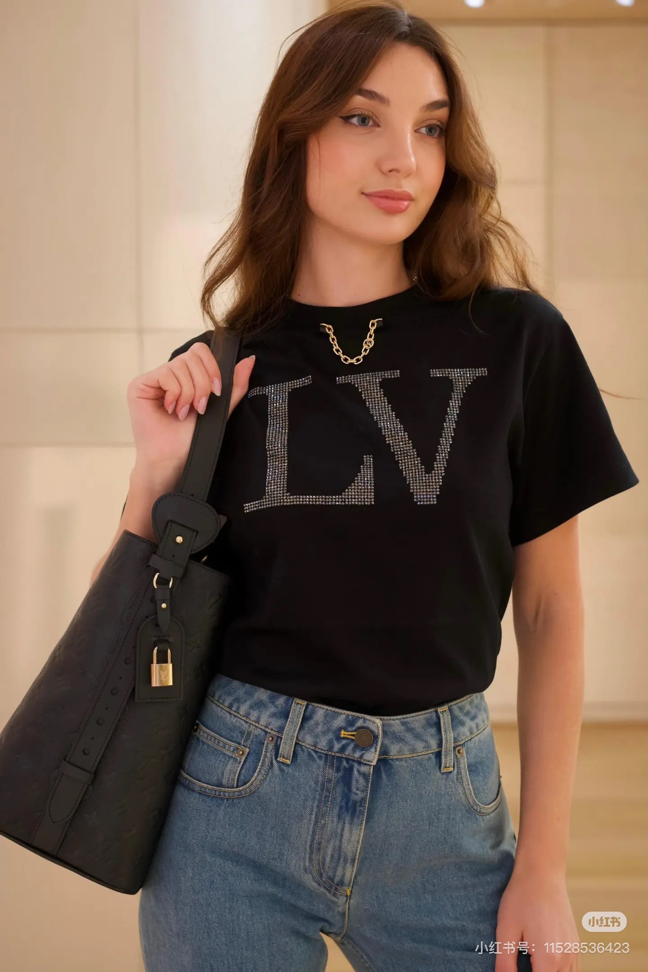 NO:436907,Louis Vuitto*2025 new product, diamond chain, customized YB cotton material, breathable and comfortable, full texture, regular short-sleeved T-shirt cut, highlights the brand style, made of gram-weight pure cotton, slightly elastic, presents a slimming visual effect, use diamond technology on chest, restores the brand letter logo, and the gorgeous effect of the necklace-like engraved logo chain decoration, highlights highlights, highlights high-end style, and is fashionable in one wear, and is a sure version SML,,louis vuitton, T-shirt,tees, t-shirt,necklace,alexander wang19860909Louis Vuitto*2025新品 烫钻链条 定制YB全棉材质 透气舒适 质感十足 常规短袖T恤裁剪 凸显品牌格调 采用克重纯棉制成 略带有弹力 呈现显瘦视觉效果 胸前用烫钻工艺 还原品牌字母徽标 配合领口处项链般印刻徽标链条装饰的华丽效果 亮点突出 彰显高级格调 单穿内搭都出彩时髦 认准版本 SML,,louis vuitton,T-shirt,tees，t-shirt,necklace,alexander wang,Women's clothing