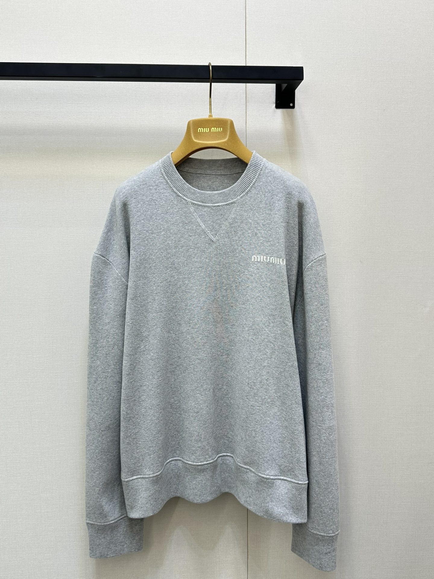 NO:436909,(Sweatshirt) Miu25 early autumn new style, classic drop-roll sleeve round neck long-sleeved sweatshirt. Original development!  High-end production!  This cotton sport combines sports vitality with gorgeous details, fully reflecting the unique contradictions and oppositions. Made of threaded cotton, giving a three-dimensional and retro effect. It is decorated with the iconic logo logo, exquisite and extraordinary, integrating multiple elements, breaking through the limitations of clothing matching. Spot SML large-scale real-time photos, miumiu, hoodie, sweatshirts, alexander wang19860909（卫衣）Miu25早秋新款 经典落肩袖圆领长袖卫衣.原版开发！高版出品！这款棉质运动将运动活力与华丽细节融为一体,充分体现特有的矛盾对立.采用螺纹棉制做 赋予立体、复古的效果.饰有标志性的logo徽标 精美非凡,融合多种元素,突破了服装搭配的局限. 现货 SML大货实拍,,miumiu,hoodie,sweatshirts,alexander wang,Women's clothing