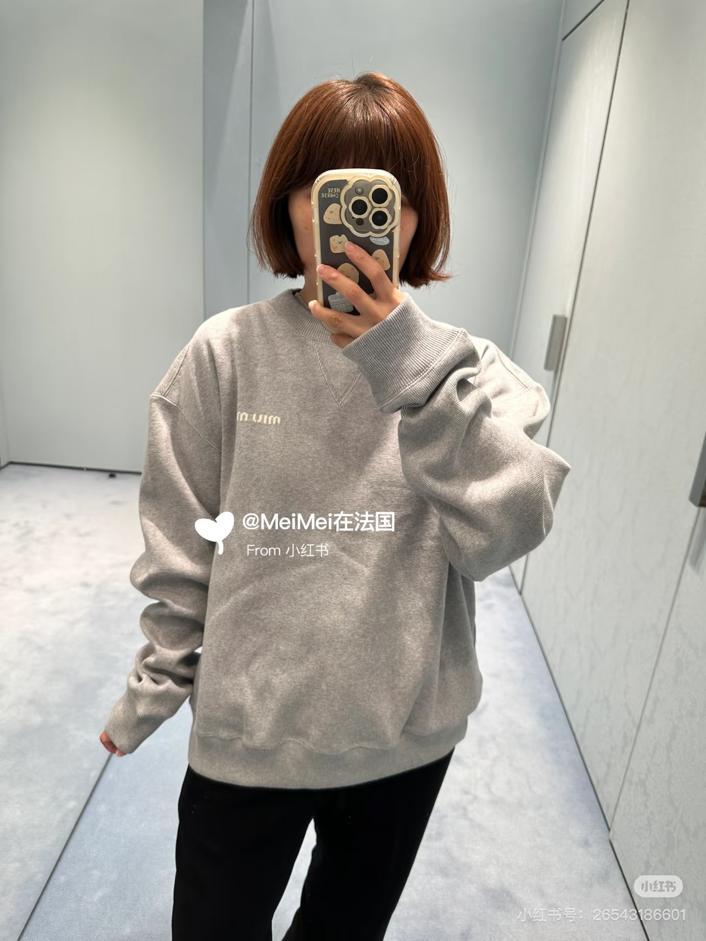 NO:436911,(Sweatshirt) Miu25 early autumn new style, classic drop-roll sleeve round neck long-sleeved sweatshirt. Original development!  High-end production!  This cotton sport combines sports vitality with gorgeous details, fully reflecting the unique contradictions and oppositions. Made of threaded cotton, giving a three-dimensional and retro effect. It is decorated with the iconic logo logo, exquisite and extraordinary, integrating multiple elements, breaking through the limitations of clothing matching. Spot SML,,miumiu,hoodie,sweatshirts,alexander wang19860909（卫衣）Miu25早秋新款 经典落肩袖圆领长袖卫衣.原版开发！高版出品！这款棉质运动将运动活力与华丽细节融为一体,充分体现特有的矛盾对立.采用螺纹棉制做 赋予立体、复古的效果.饰有标志性的logo徽标 精美非凡,融合多种元素,突破了服装搭配的局限. 现货 SML,,miumiu,hoodie,sweatshirts,alexander wang,Women's clothing