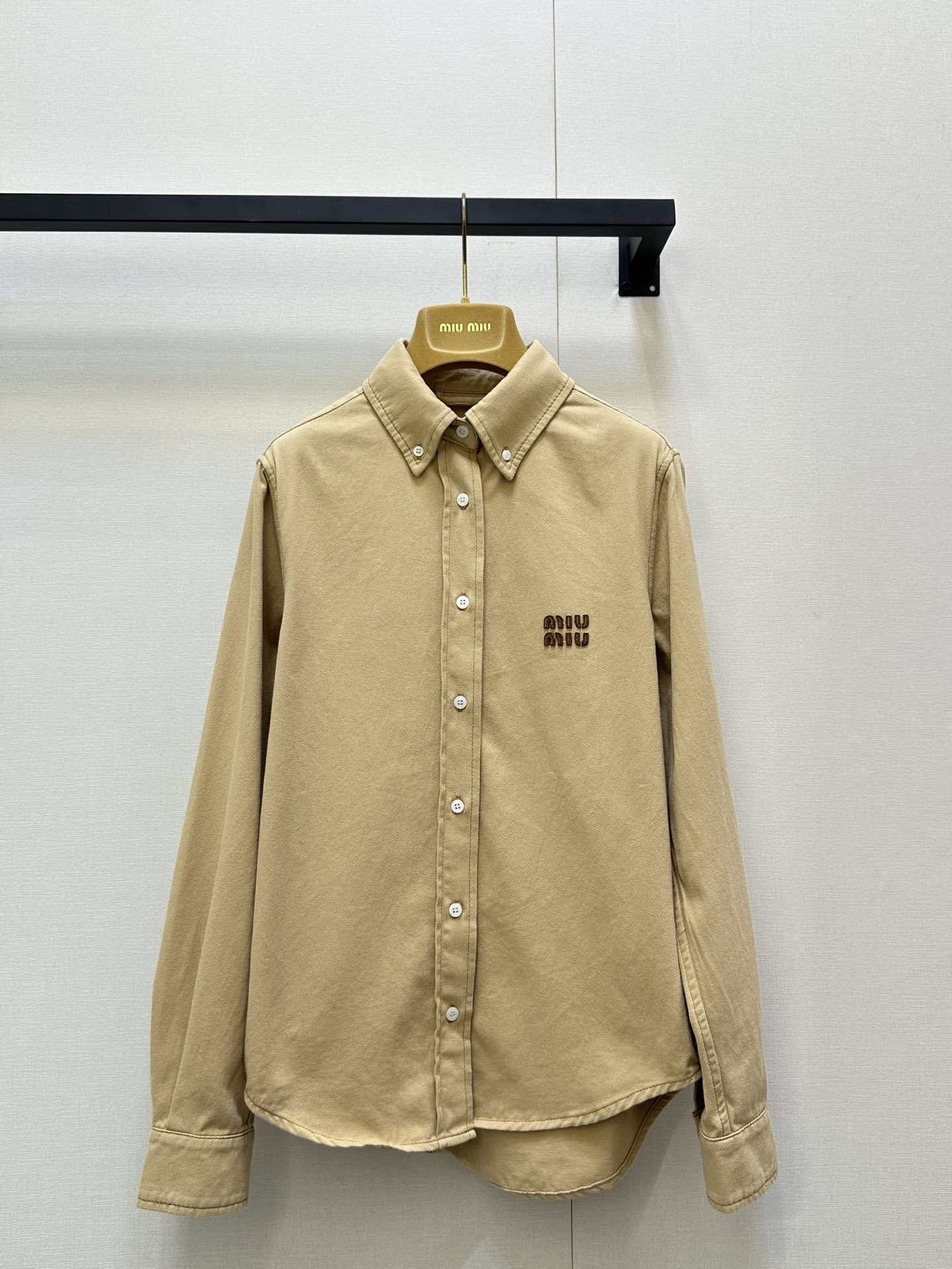 NO:436913,Miumi* 25Ss Spring and Summer New Style Intellectual Micro-Class Embroidered Long Sleeve Shirt. Original Development!  High-end production!  Embroidery with brand logo, full design style, spring and summer cool jacket, recommended to buy SML large-scale real shot, miumiu, jackets & coats,shirts,alexander wang19860909Miumi* 25Ss春夏新款 知识分子微标刺绣长袖衬衫.原版开发！高版出品！饰有品牌标识刺绣 设计款十足 春夏清凉小外套 推荐入手现货 SML大货实拍,,miumiu,jackets & coats,shirts,alexander wang,Women's clothing