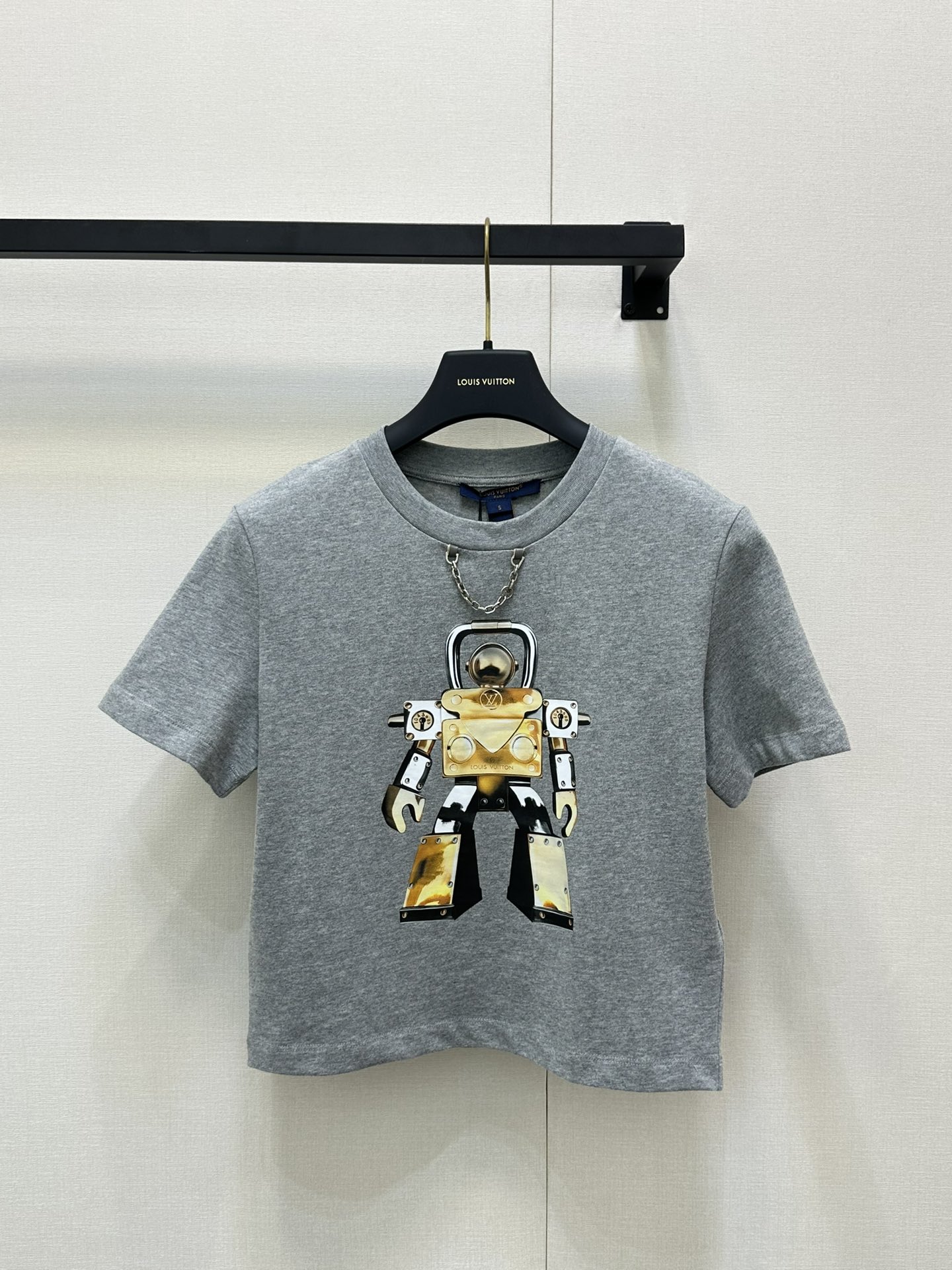 NO:436952,Louis Vuitt*n 25Ss Spring and Summer New Model Metal Robot MONOGRAM Icon Short Sleeve T-shirt. Original Development!  High-end production!  The soft and comfortable cotton knitted material is classic, fashionable and high-end!  The small and short style is not picky about people, and the upper body looks huge and slim!  Highly recommended casual temperament items. Spot SML large-scale real shots, louis vuitton, T-shirt, tees, t-shirt, alexander wang19860909Louis Vuitt*n 25Ss春夏新款 金属机器人MONOGRAM图标短袖T恤.原版开发！高版出品！取材柔软舒适的棉质针织,经典时髦又高级！小短款版型不挑人上身巨显瘦！强烈推荐休闲气质单品.现货 SML大货实拍,,louis vuitton,T-shirt,tees，t-shirt,alexander wang,Women's clothing