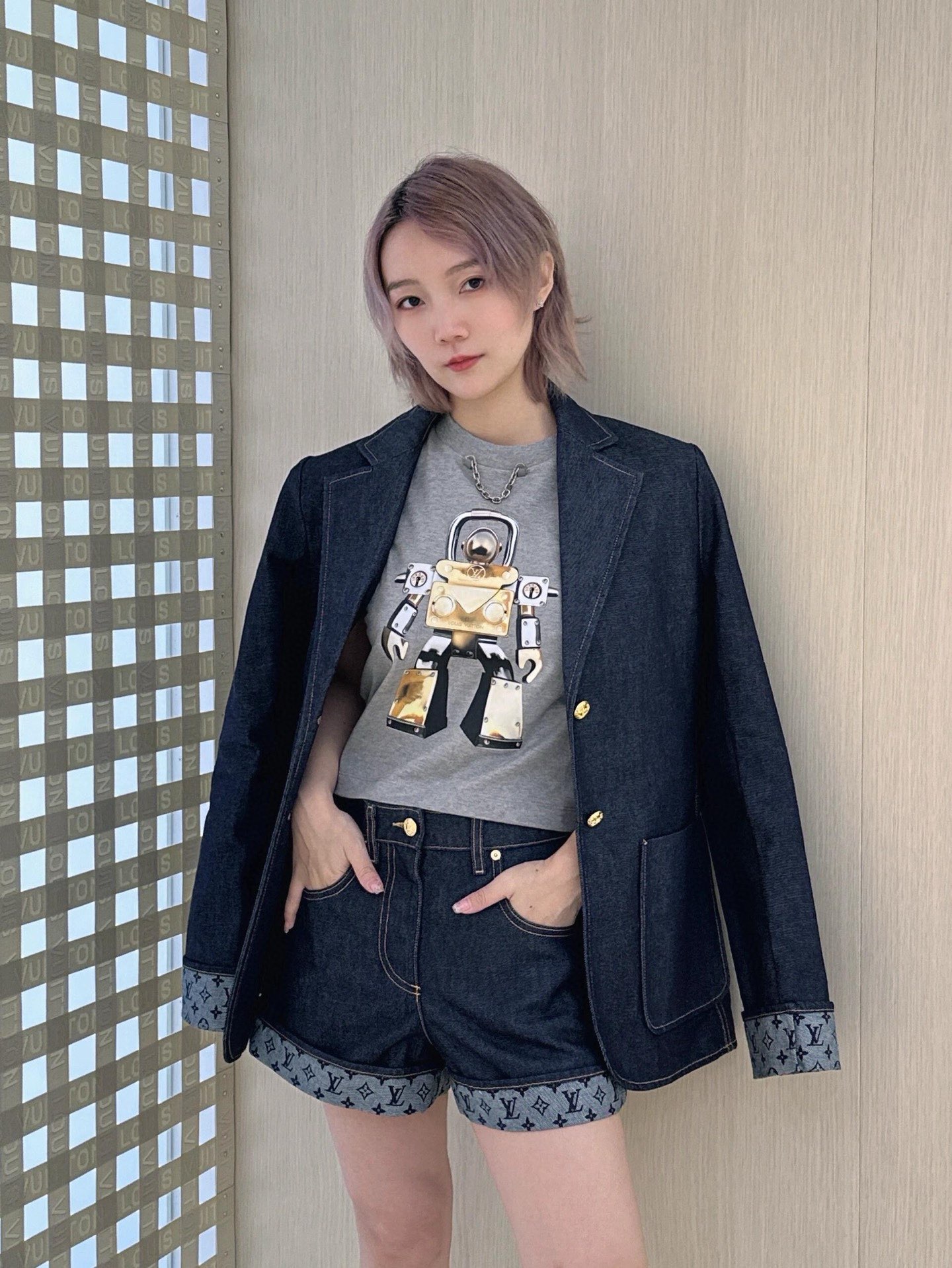 NO:436954,Louis Vuitt*n 25Ss Spring and Summer New Model Metal Robot MONOGRAM Icon Short Sleeve T-shirt. Original Development!  High-end production!  The soft and comfortable cotton knitted material is classic, fashionable and high-end!  The small and short style is not picky about people, and the upper body looks huge and slim!  Highly recommended casual temperament items. SML, louis vuitton, T-shirt,tees, t-shirt,alexander wang19860909Louis Vuitt*n 25Ss春夏新款 金属机器人MONOGRAM图标短袖T恤.原版开发！高版出品！取材柔软舒适的棉质针织,经典时髦又高级！小短款版型不挑人上身巨显瘦！强烈推荐休闲气质单品.现货 SML,,louis vuitton,T-shirt,tees，t-shirt,alexander wang,Women's clothing