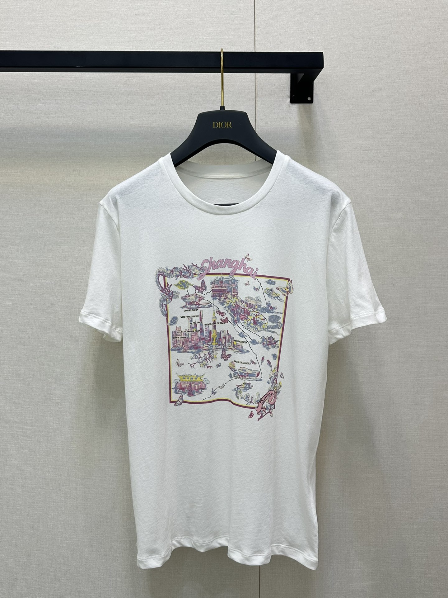 NO:436934,Dio* 25Ss Spring and Summer City Limited New Style, Shanghai's Bund is covered with sunset printed pattern short-sleeved T-shirt. Original development!  High-end production!  Original 1:1 linen fabric The wash fabric has a great texture!  Temperamental girlish style and age-reducing and fashionable item!  Low-key and luxurious, versatile style, not picky about others, beautiful body!  The quality of workmanship depends on the details!  Spot SML big-ticket real shot, dior, T-shirt,tees, t-shirt,alexander wang19860909Dio* 25Ss春夏城市限定新款 上海的外滩披上夕阳印花图案短袖T恤.原版开发！高版出品！原版1:1亚麻面料 洗水面料质感超赞！气质少女风减龄又时髦单品！低调奢华,版型百搭不挑人上身美的不要不要的！做工品质看细节！现货 SML大货实拍,,dior,T-shirt,tees，t-shirt,alexander wang,Women's clothing