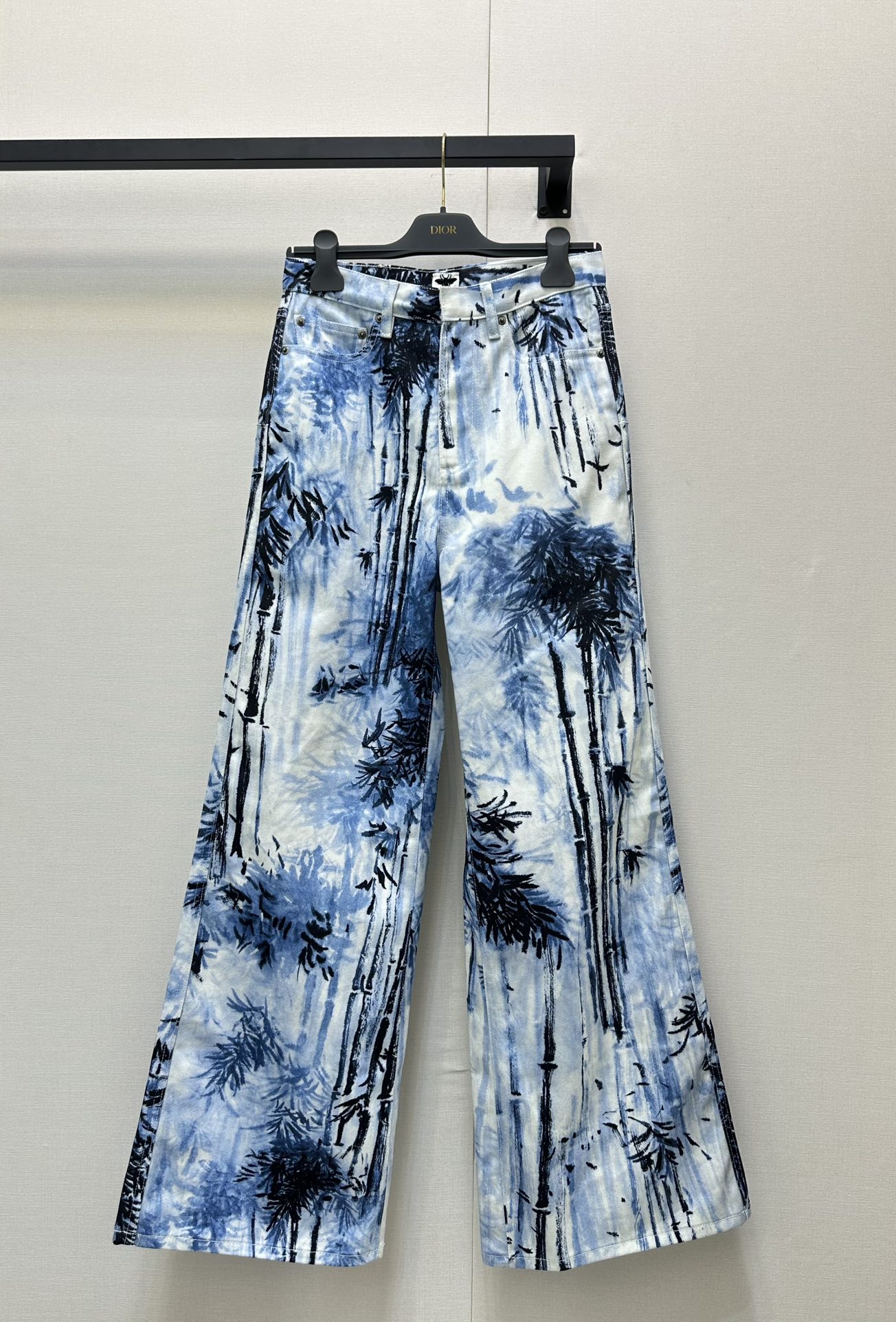 NO:436946,O (trousers) Dio* new product Positioned printed lapel denim jacket trousers Customized YB twill cotton denim material Breathable and comfortable Full texture Denim jacket style cut Full body active positioning full print irregular bamboo forest and other new Chinese style patterns Highlight the brand style Visual effect of blue and white tone Create a romantic and beautiful style Full of personality and creativity CD bee logo embellished on the side High-end style stands out High-end style Fashionable Dating and casual versatile items Definite version SML large-scale real shots, Dior, Jackets & coats, alexander wang19860909O（长裤） Dio*新品 定位印花翻领牛仔外套长裤 定制YB斜纹棉牛仔材质 透气舒适 质感十足 牛仔外套版型剪裁 通体活性定位满印不规则竹林等新中式风格图案 凸显品牌格调 蓝白基调的视觉效果 打造浪漫唯美风格 充满个性和创意 CD蜜蜂徽标点缀于侧面 高级风范立显 上身出彩时髦 约会休闲的百搭单品 认准版本 SML大货实拍,,dior,jackets & coats,alexander wang,Women's clothing