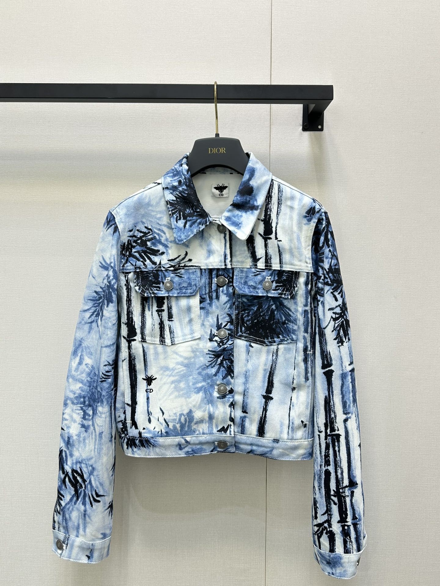 NO:436948,(New coat Dio*2025 Product Positioned printed lapel denim jacket trousers Customized YB twill cotton denim material Breathable and comfortable Full texture Denim jacket style cut Full body active positioning full print irregular bamboo forest and other new Chinese style patterns Highlight the brand style The visual effect of blue and white tone Create a romantic and beautiful style Full of personality and creativity CD bee logo embellished on the side High-end style stands out High-end style Fashionable Dating and casual versatile items Definite version SML large-scale real shots, Dior, Jackets & coats, alexander wang19860909（外套 Dio*2025新品 定位印花翻领牛仔外套长裤 定制YB斜纹棉牛仔材质 透气舒适 质感十足 牛仔外套版型剪裁 通体活性定位满印不规则竹林等新中式风格图案 凸显品牌格调 蓝白基调的视觉效果 打造浪漫唯美风格 充满个性和创意 CD蜜蜂徽标点缀于侧面 高级风范立显 上身出彩时髦 约会休闲的百搭单品 认准版本 SML大货实拍,,dior,jackets & coats,alexander wang,Women's clothing